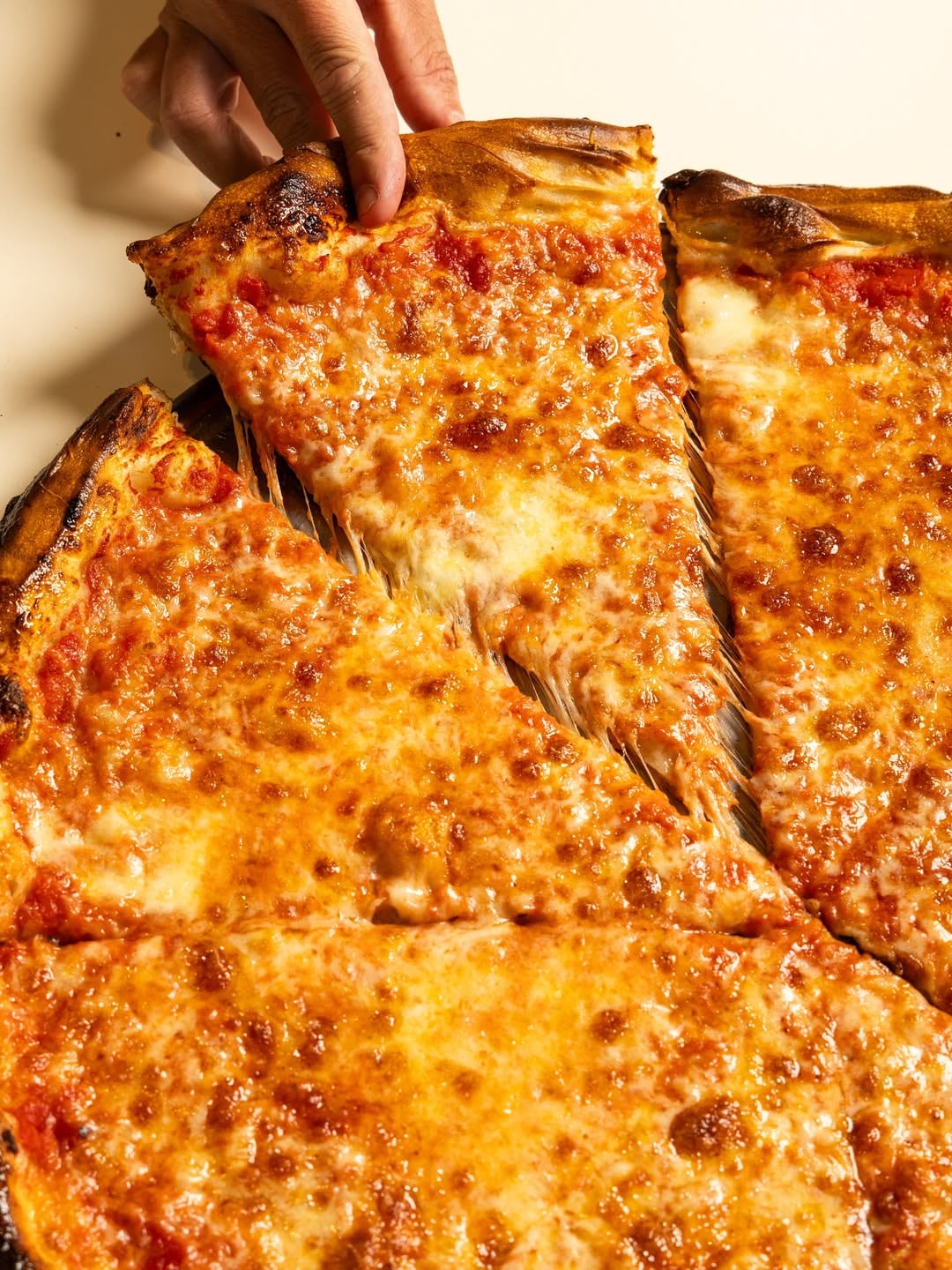 La pizza finita, crocante y jugosa de solo cuatro variedades que genera largas filas en Núñez 9 Kalifon define a su pizza como