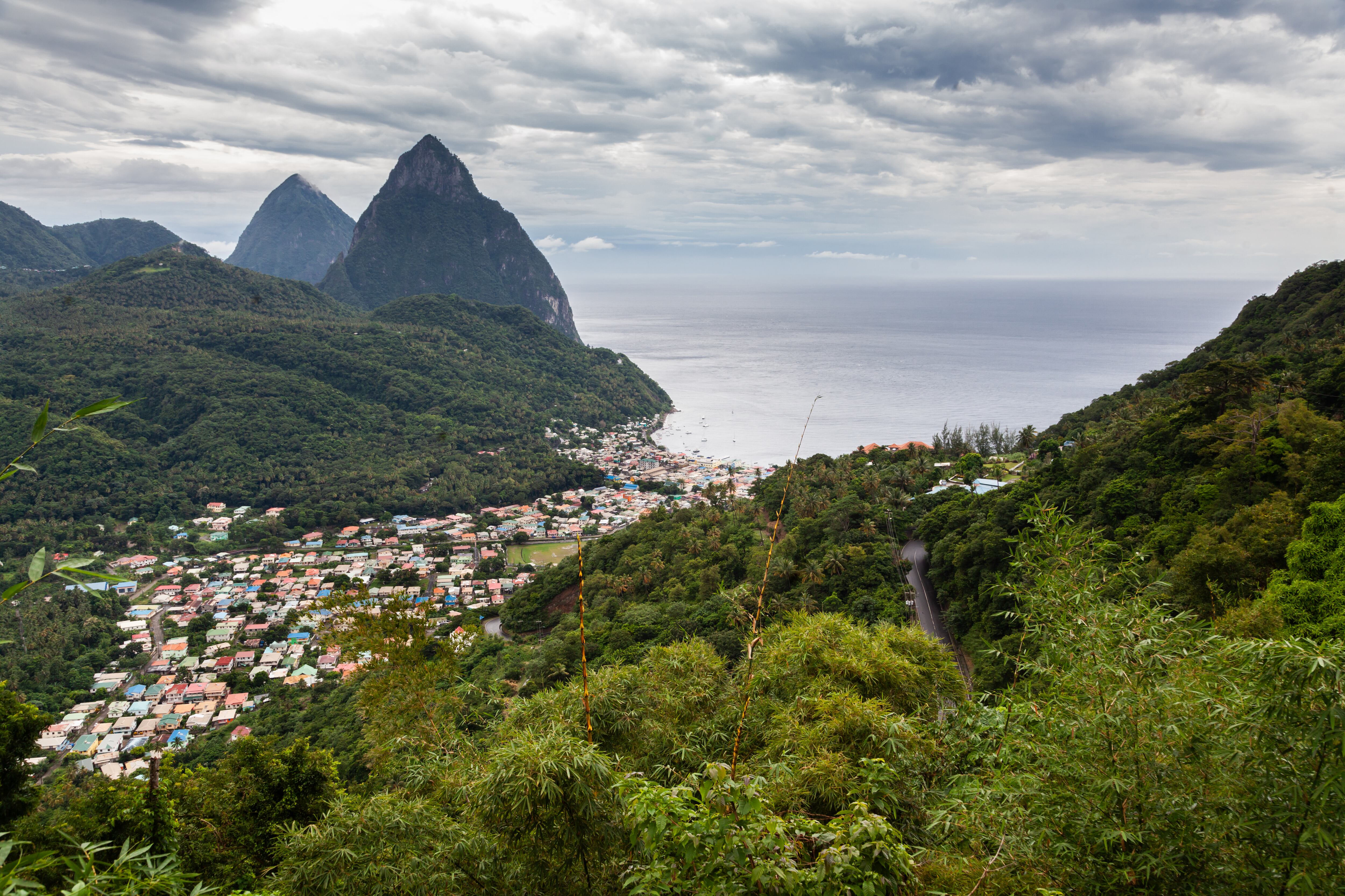 Vista de Soufrière a los pies de Petit Piton y su gemelo Gros Piton.