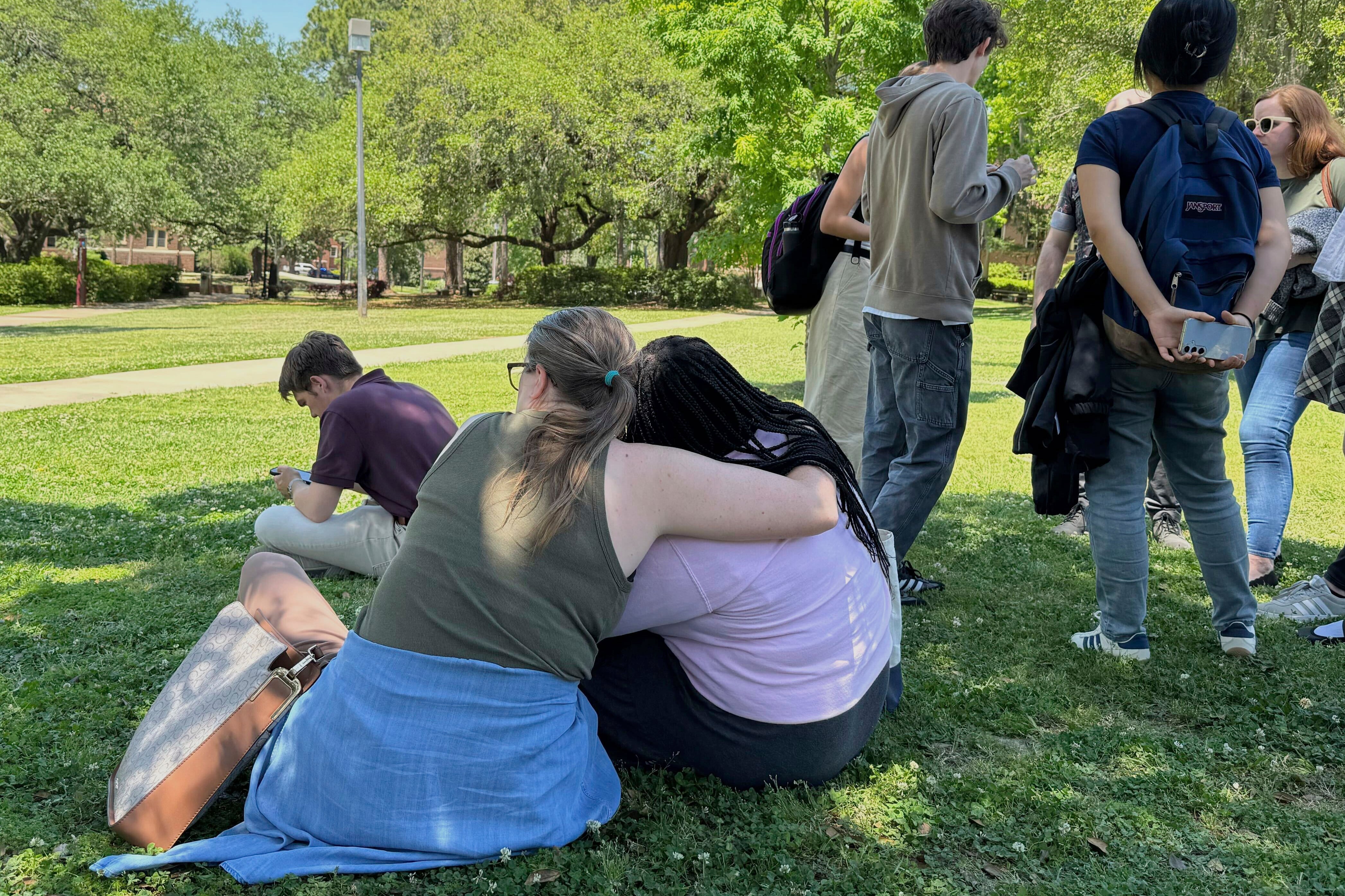 Un grupo de estudiantes en la Universidad Estatal de Florida en Tallahassee, el 17 de abril del 2025
(AP foto/Kate Payne)