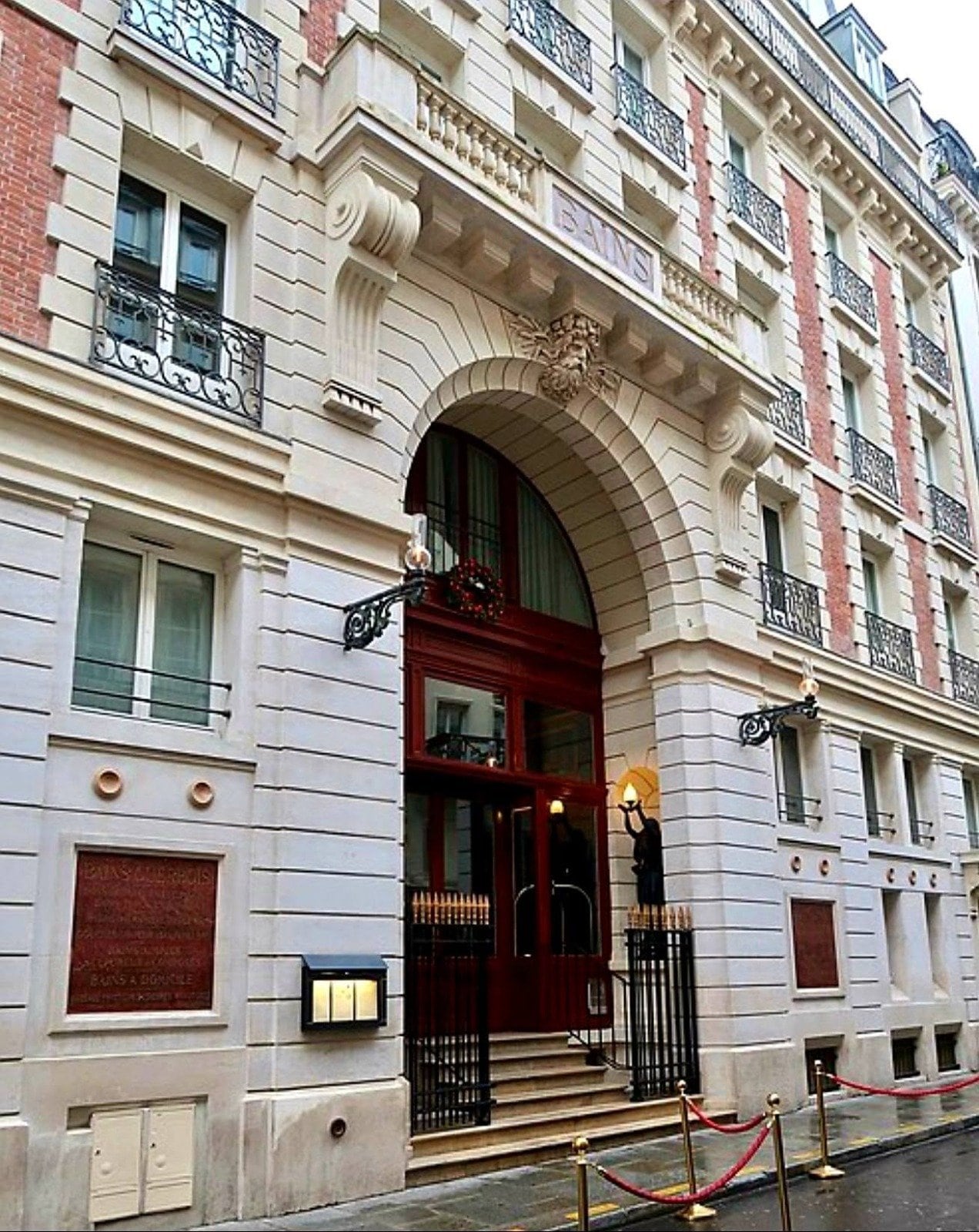 Fachada de la antigua Les Bains Douches, en el número 7 de la Rue du Bourg-l’Abbé, del tercer distrito de París