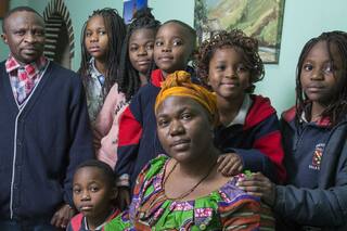 Martine escapó de Congo y ahora vive en Martín Coronado con su marido y 10 hijos