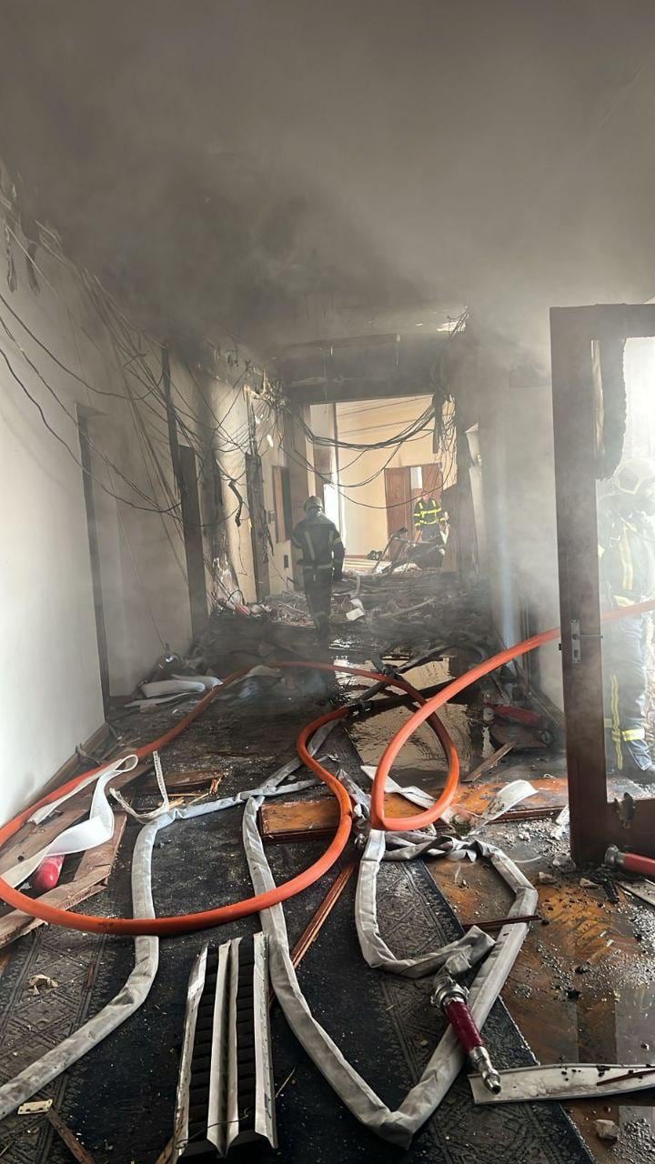 Los daños en el interior de los pasillos de la sede de gobierno de Ucrania