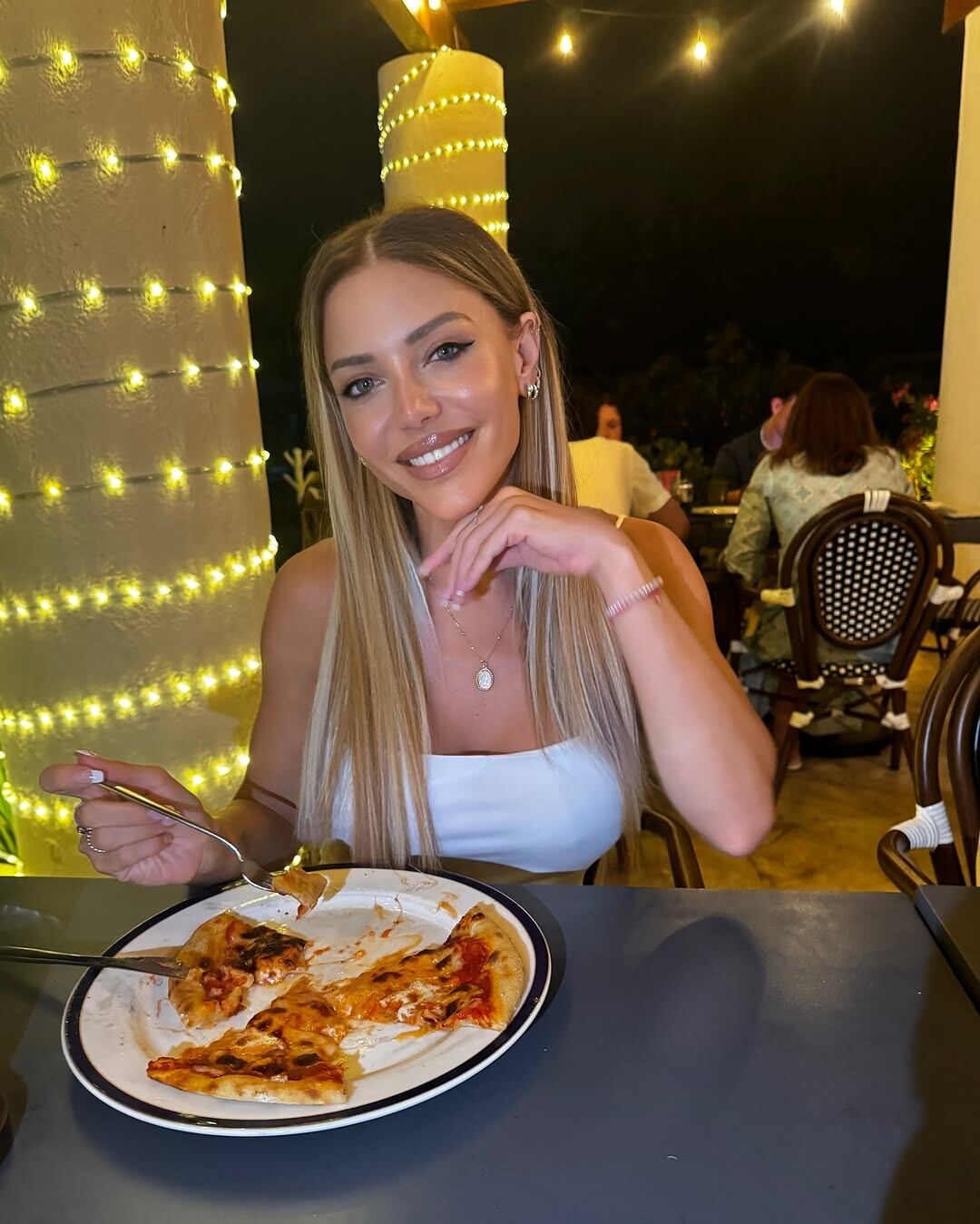 La modelo fue a cenar y eligió del menú una pizza (Foto: Instagram @evangelinaanderson)