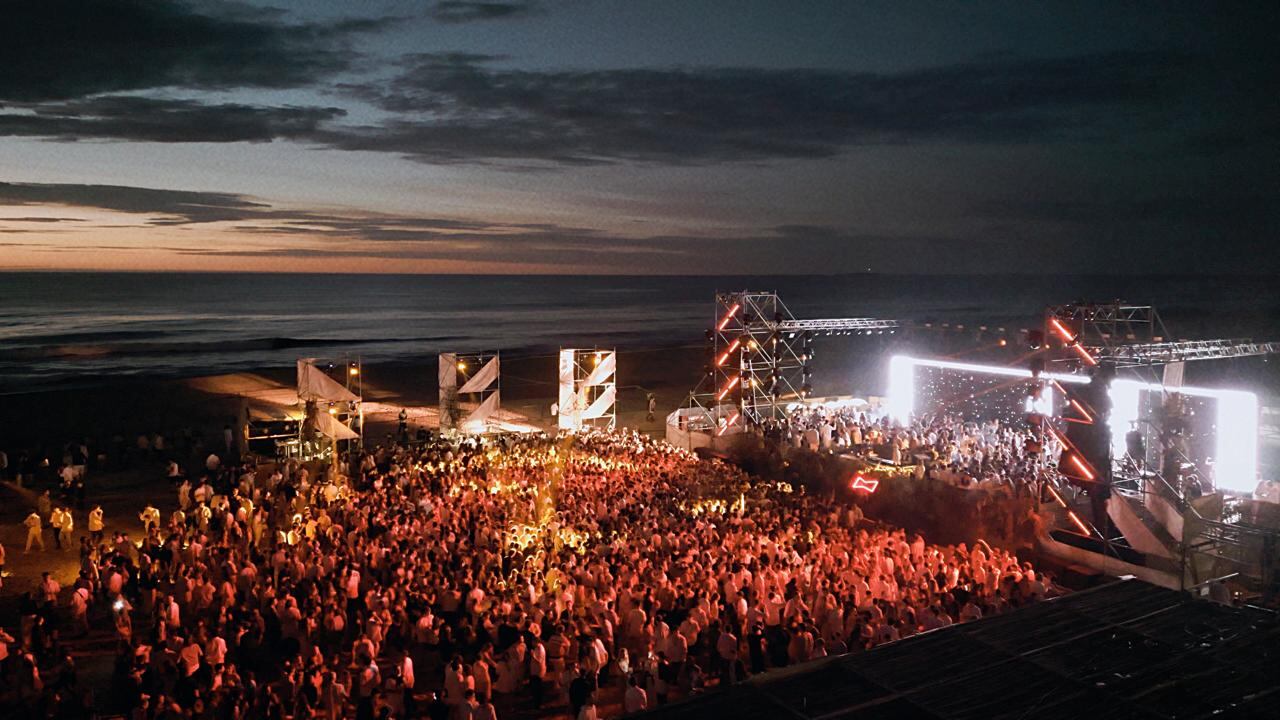 Una edición anterior de la fiesta de Año Nuevo de Jet, sobre la playa