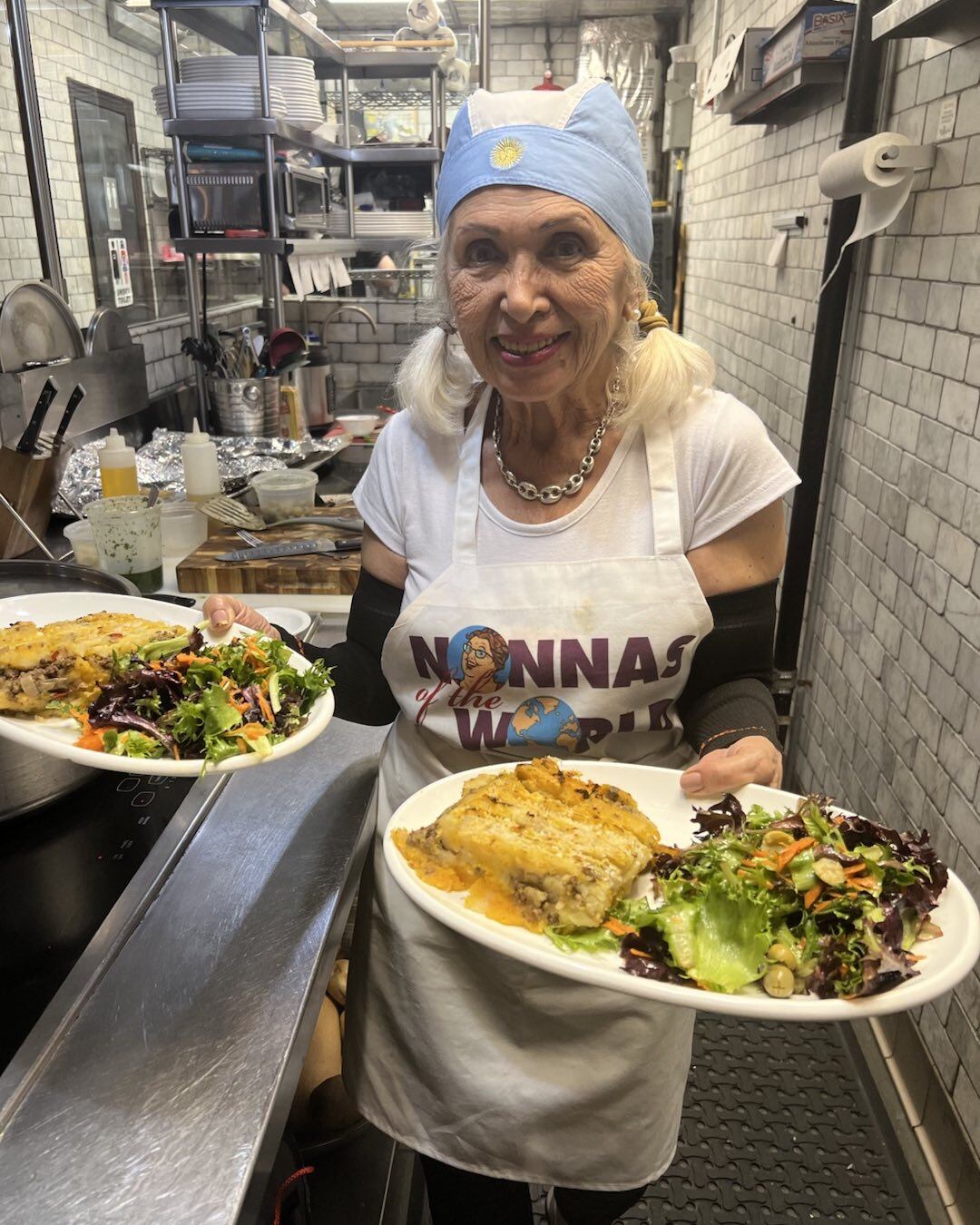 Carmen, la abuela argentina que cocina en el restaurante (Foto: Instagram @enoteca_maria)
