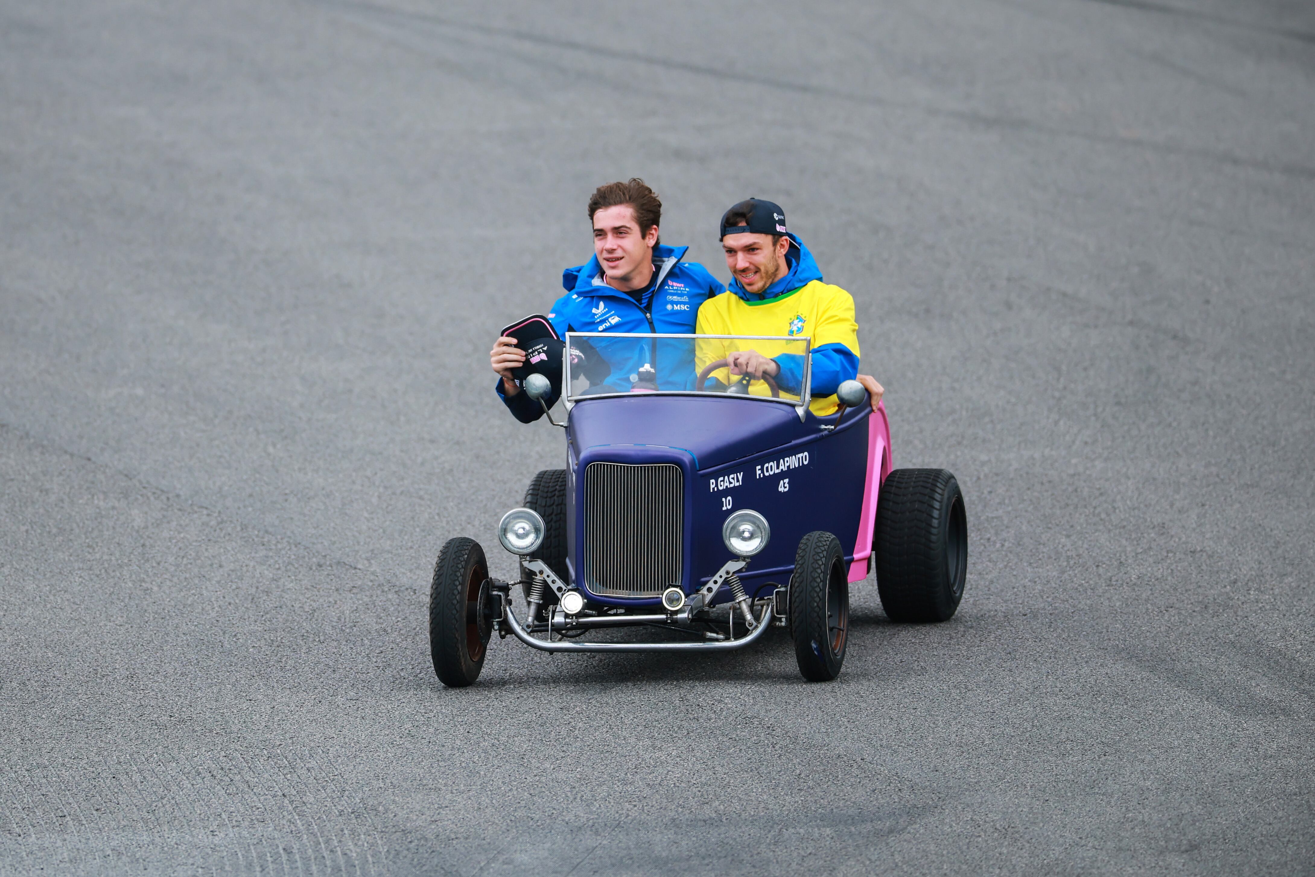 Colapinto y Pierre Gasly, en el desfile de pilotos previo al arranque de la carrera (Photo by Hector Vivas/Getty Images)
