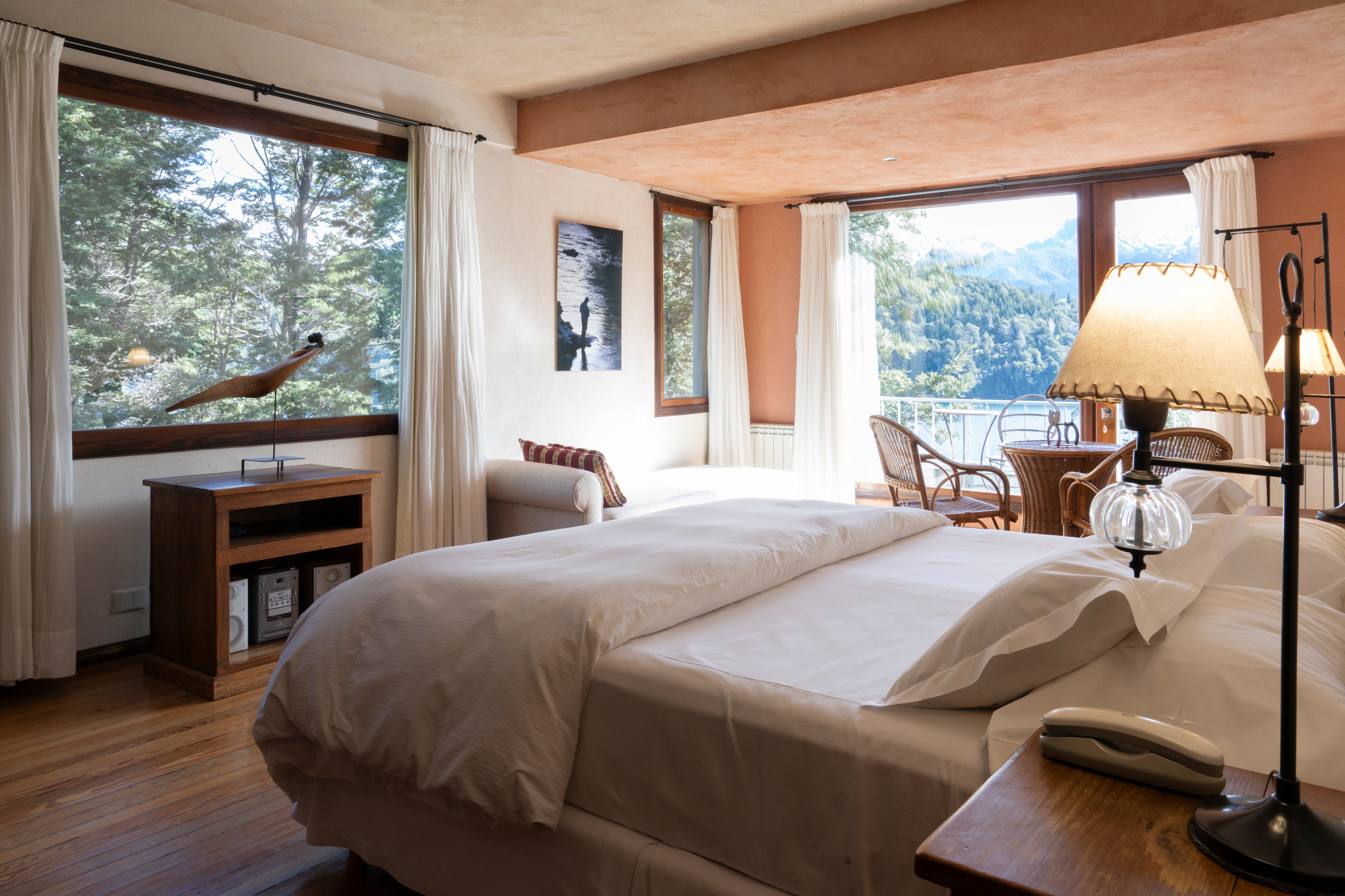 Una de las 10 habitaciones espaciosas con magníficas vistas al lago Nahuel Huapi
