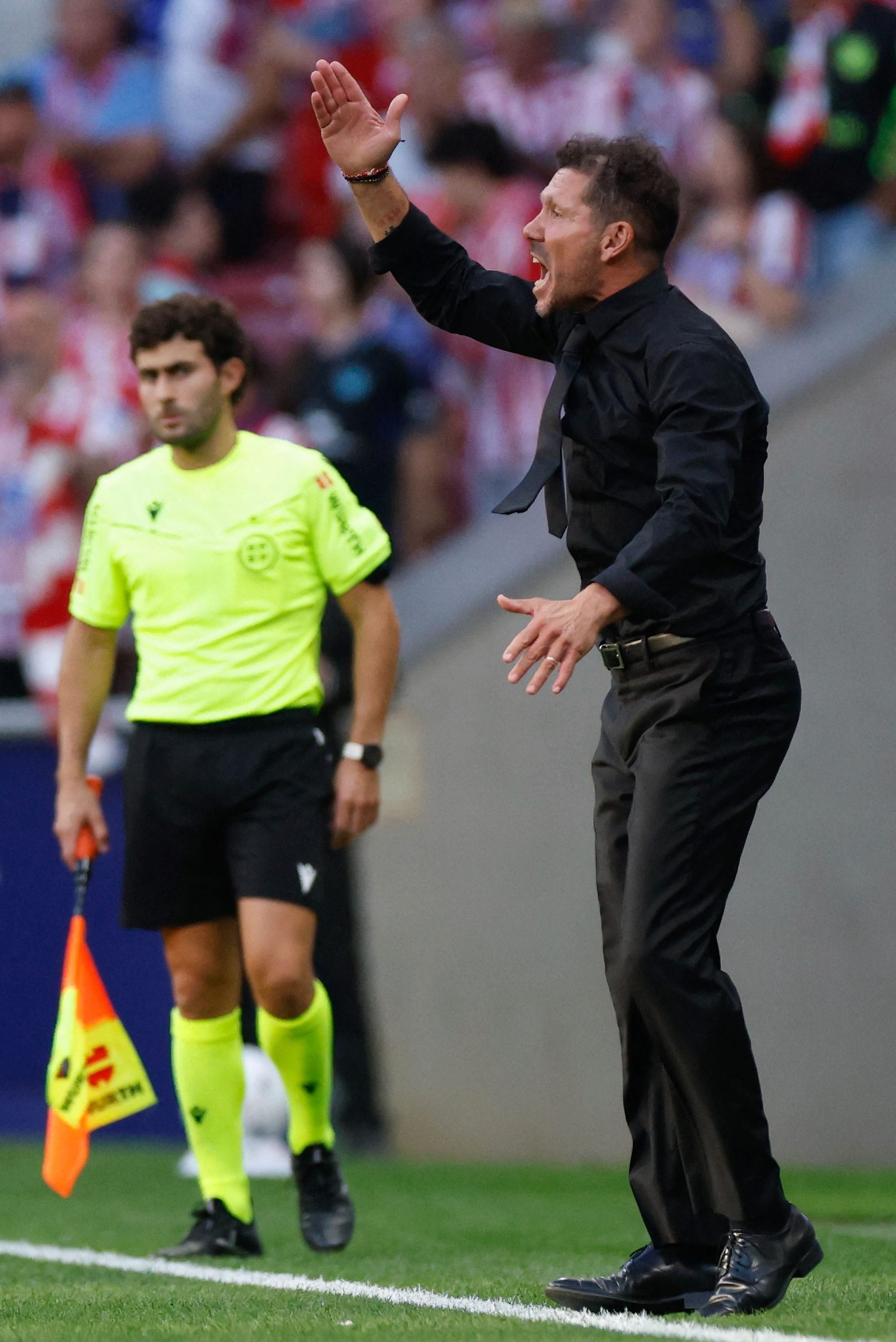 El Cholo Simeone da indicaciones durante la goleada del Atlético de Madrid a Osasuna