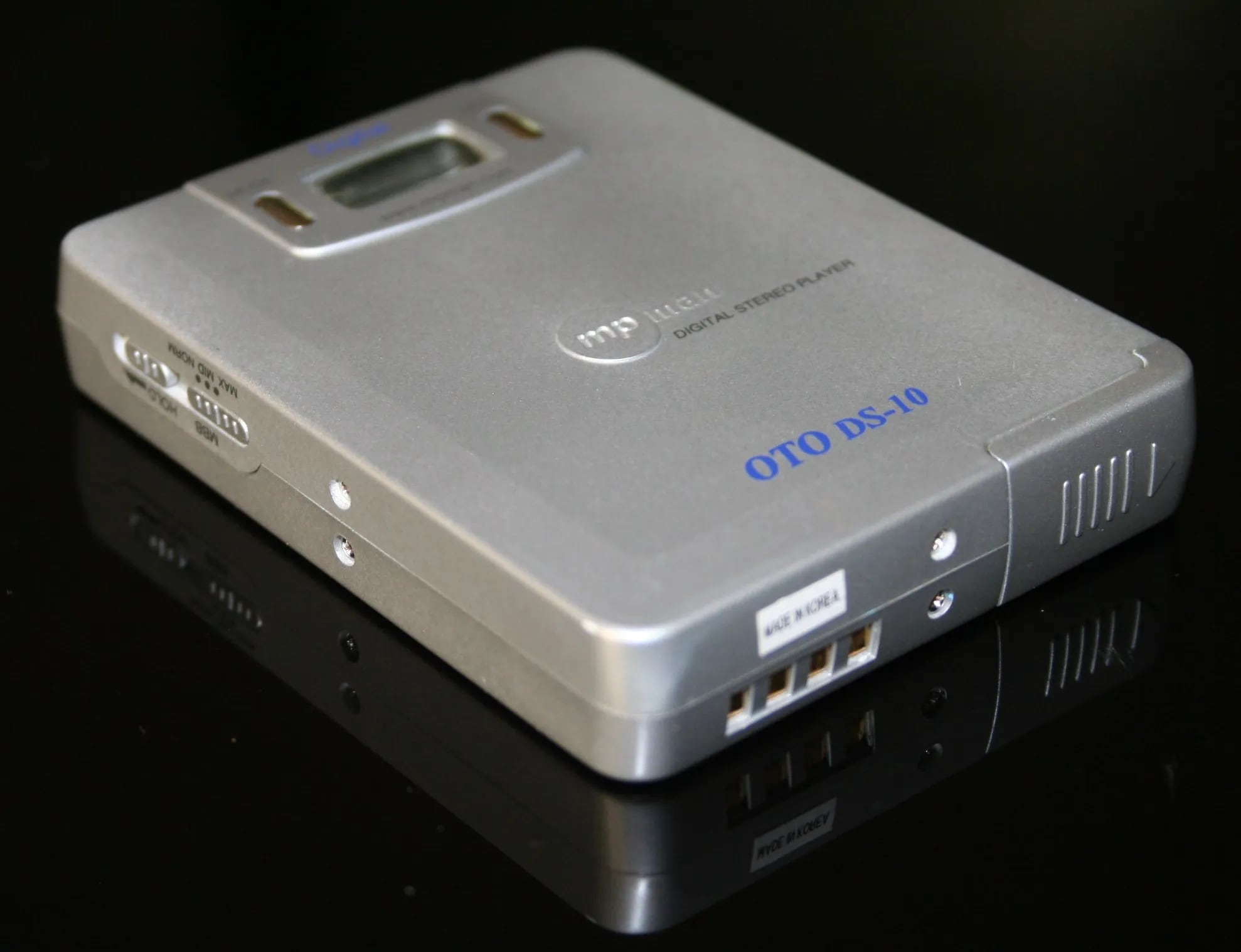 El MPMan F10, el primer reproductor portátil de MP3, presentado en 1998, tenía solo 32 MB de almacenamiento