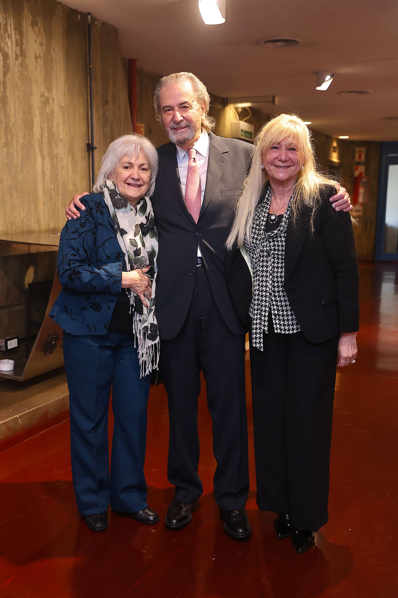 En fotos. El Dr. Juan Carlos Maqueda recibió la Pluma de Honor de la Academia Nacional de Periodismo 15 El exjuez de la Corte Suprema de la Nación, junto a sus hermanas, Liliana y Claudia Maqueda quienes viajaron especialmente para la ocasión