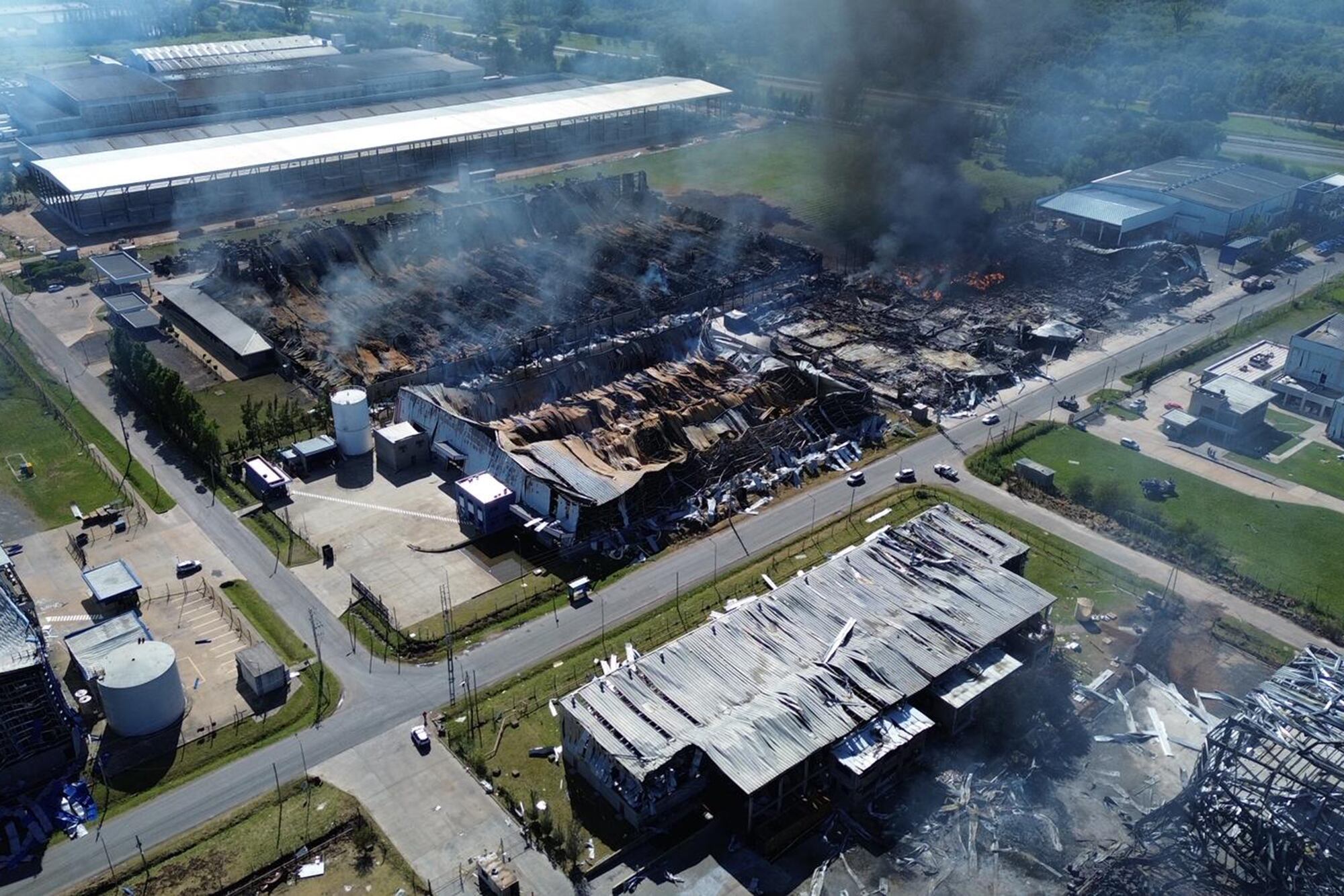 Con empresas quedaron casi reducidas a cenizas luego de la explosión y el posterior incendio en el parque industrial de Ezeiza
