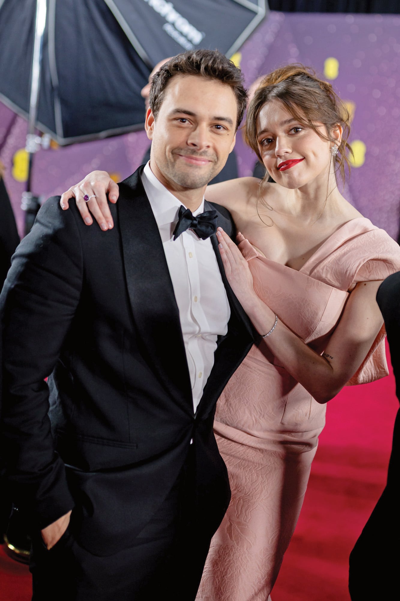 Adam Long y Aimee Lou Wood, que fue una de las presentadoras de la noche, con una creación de Emilia Wickstead y joyas de Tiffany