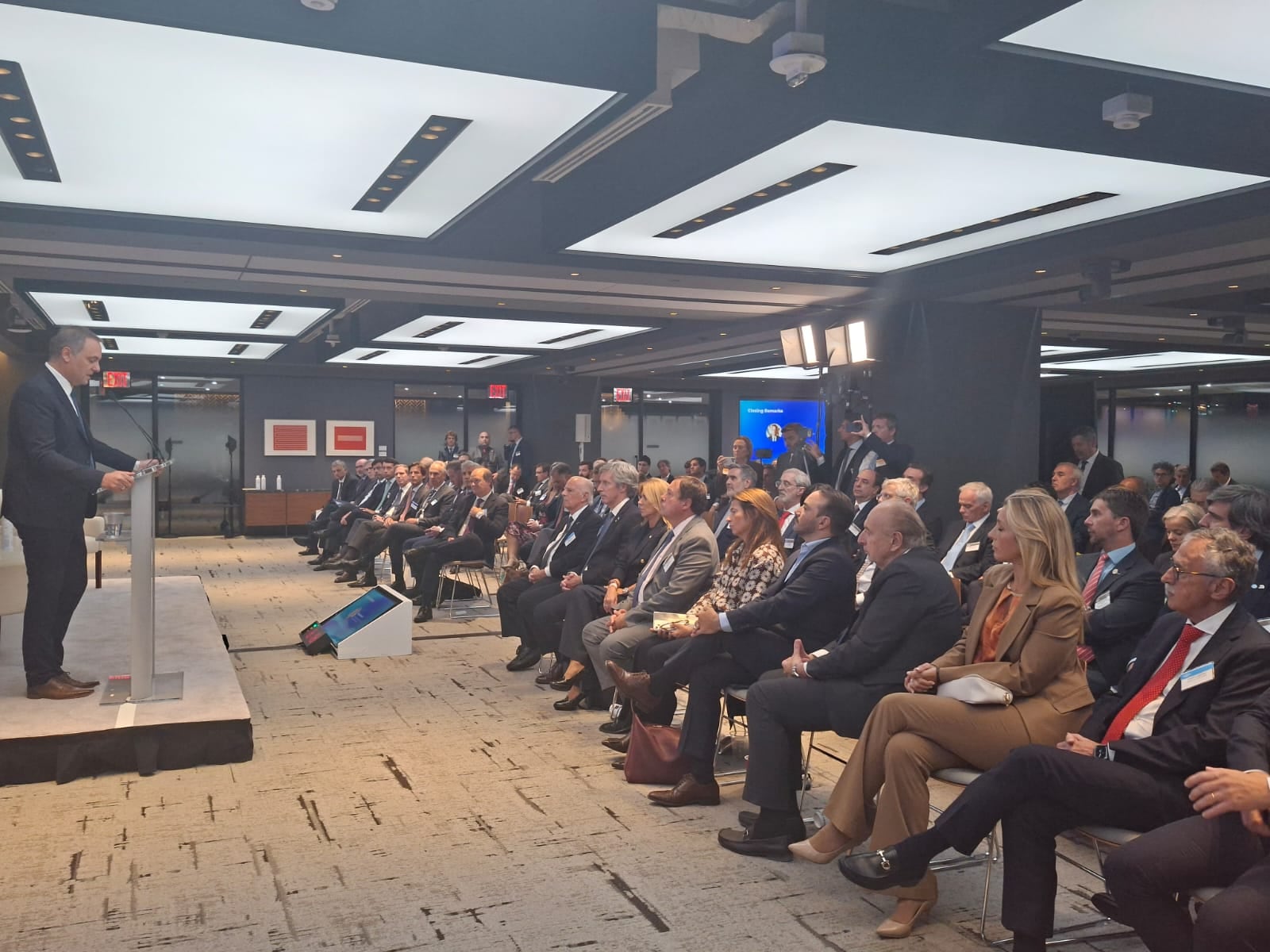 Adorni expone en Nueva York y lo escuchan su esposa, Lugones y el empresario José Luis Manzano