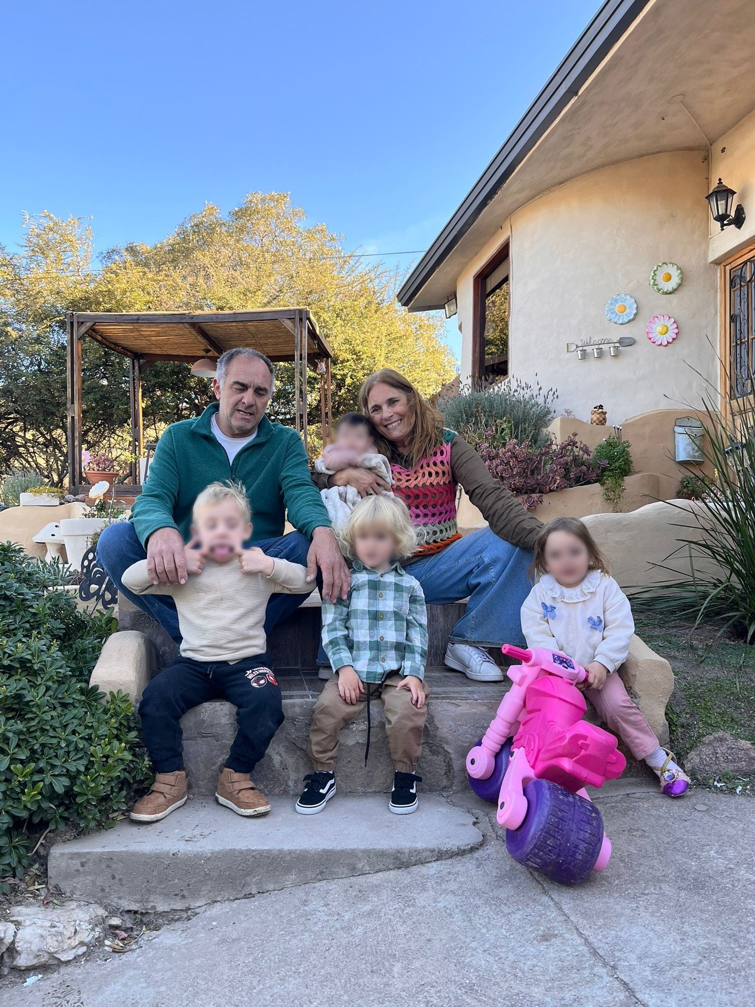 Los abuelos con sus 4 nietos en Argentina(Foto: Gentileza de Jorge y Adriana)