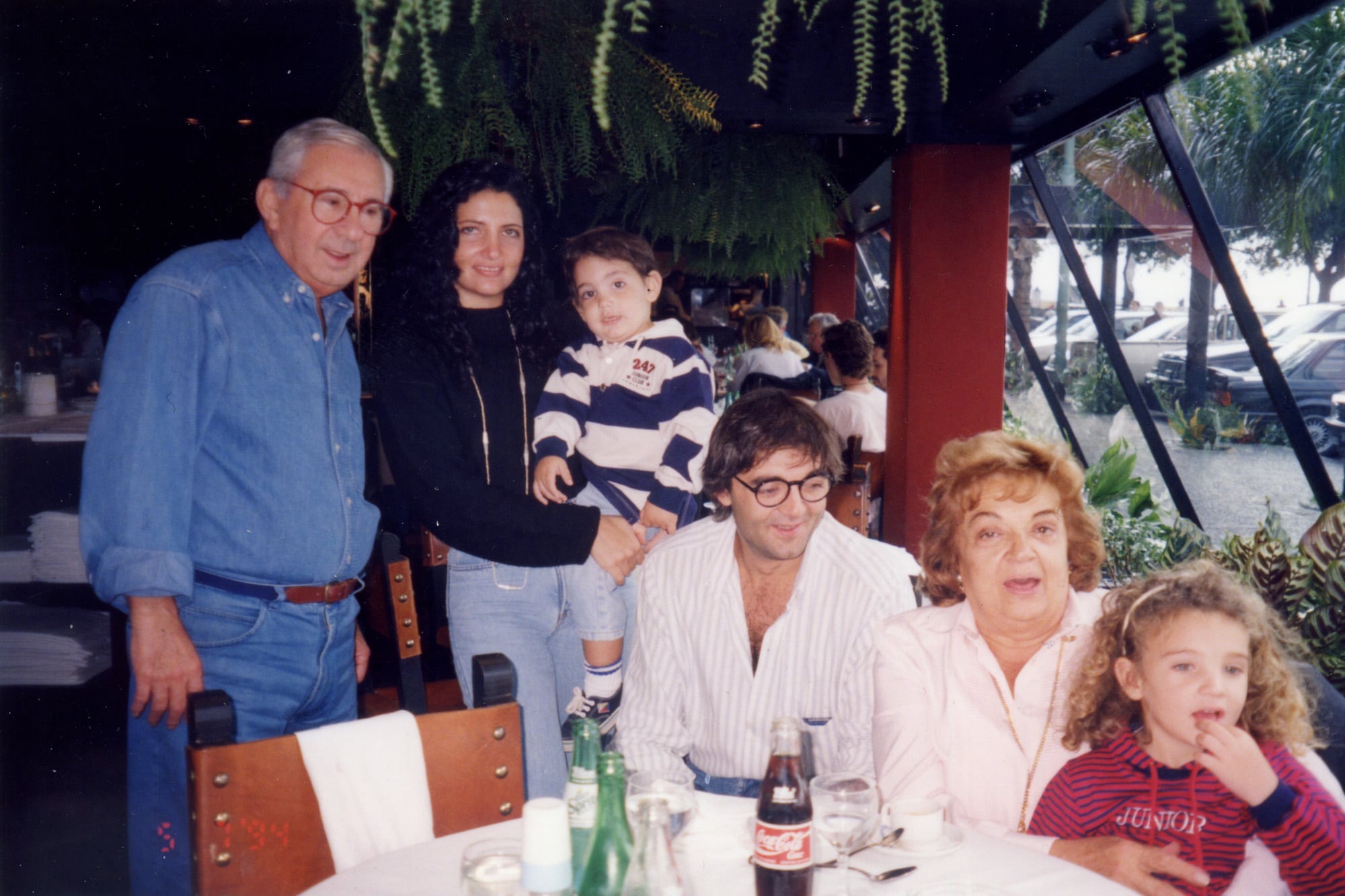 La familia Brucco: Osvaldo y Beba junto a uno de sus hijos (Osvaldo), su nuera, y sus nietos, Martina y Lucas