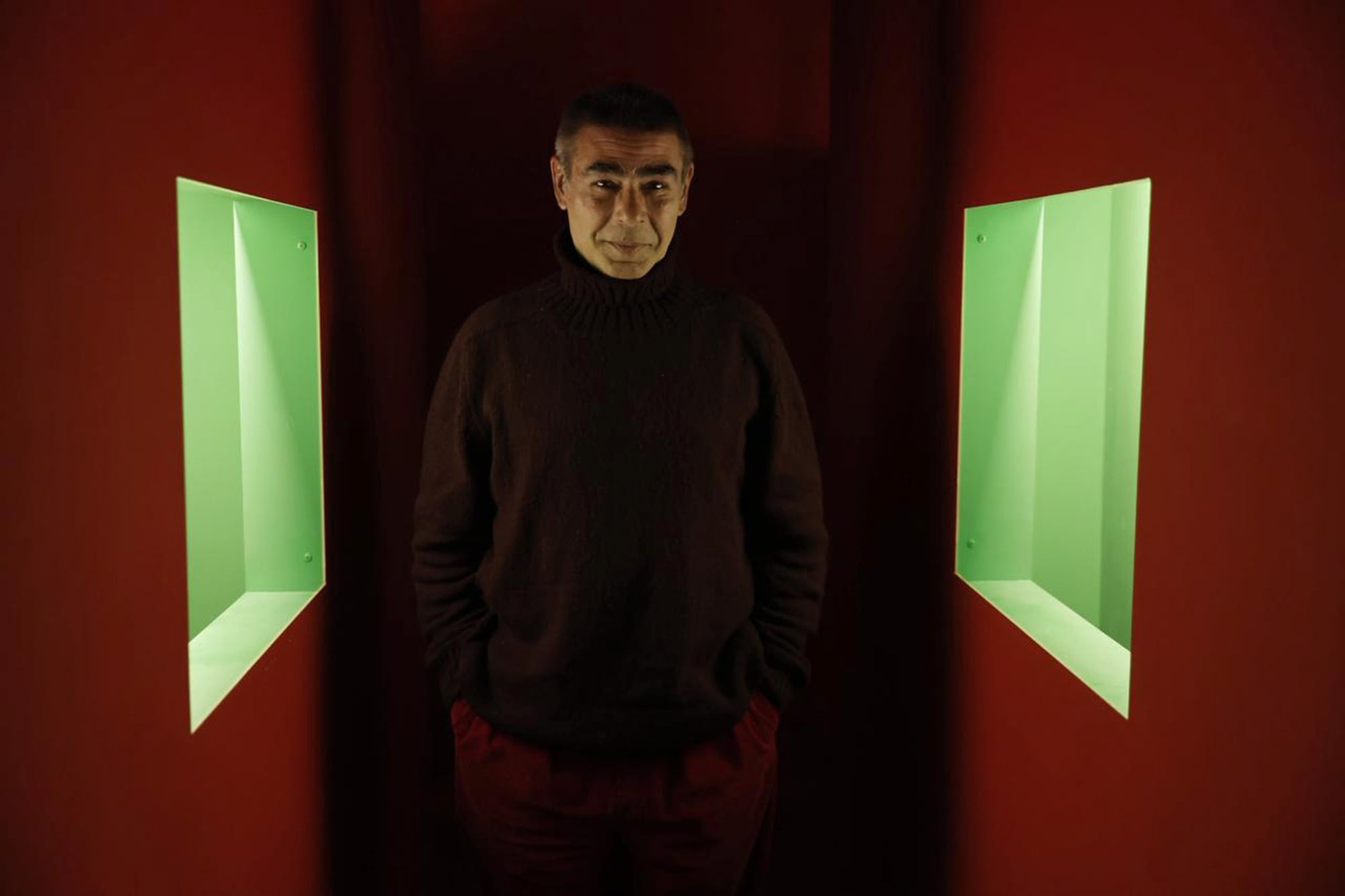 Ernesto Ballesteros dentro de su instalación