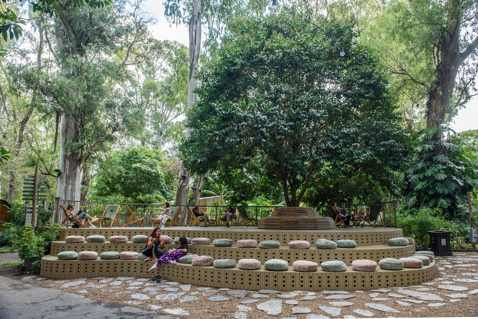 Un sector para escuchar música o sentarse a la sombra de los árboles