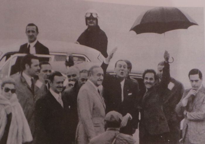 Jorge Osinde (de bigotes y traje negro en la imagen, entre María Estela Martínez de Perón y Héctor Cámpora) era en 1953 el Director de Coordinación Federal y, según testimonios de los detenidos, participaba de sesiones de tortura en distintas comisarías porteñas
