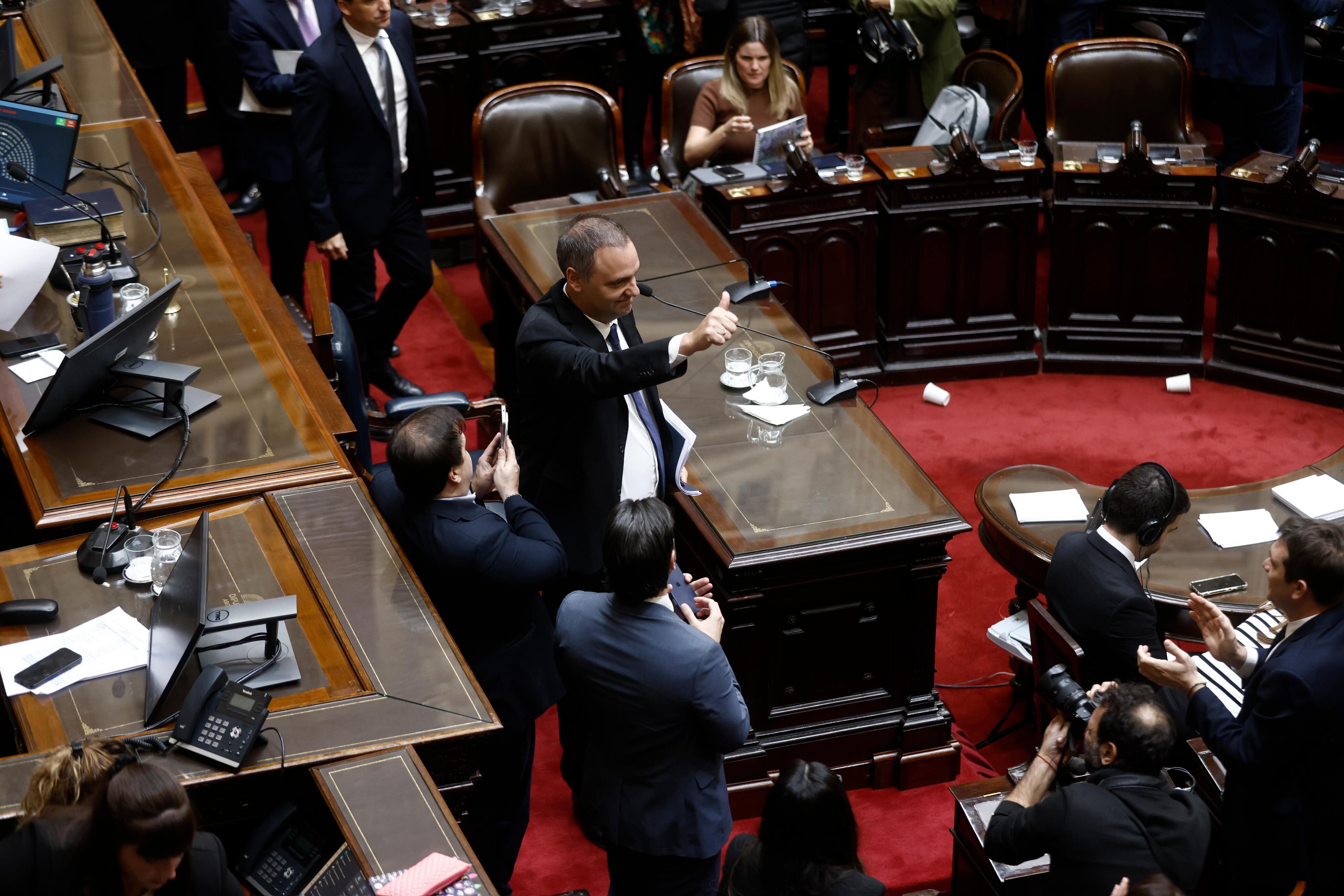 Finaliza el cuestionario a Manuel Adorni, donde contestó preguntas. Previemante emitió el informe de gestión 2026.
En la Camara de Diputados del Congreso Nacional.