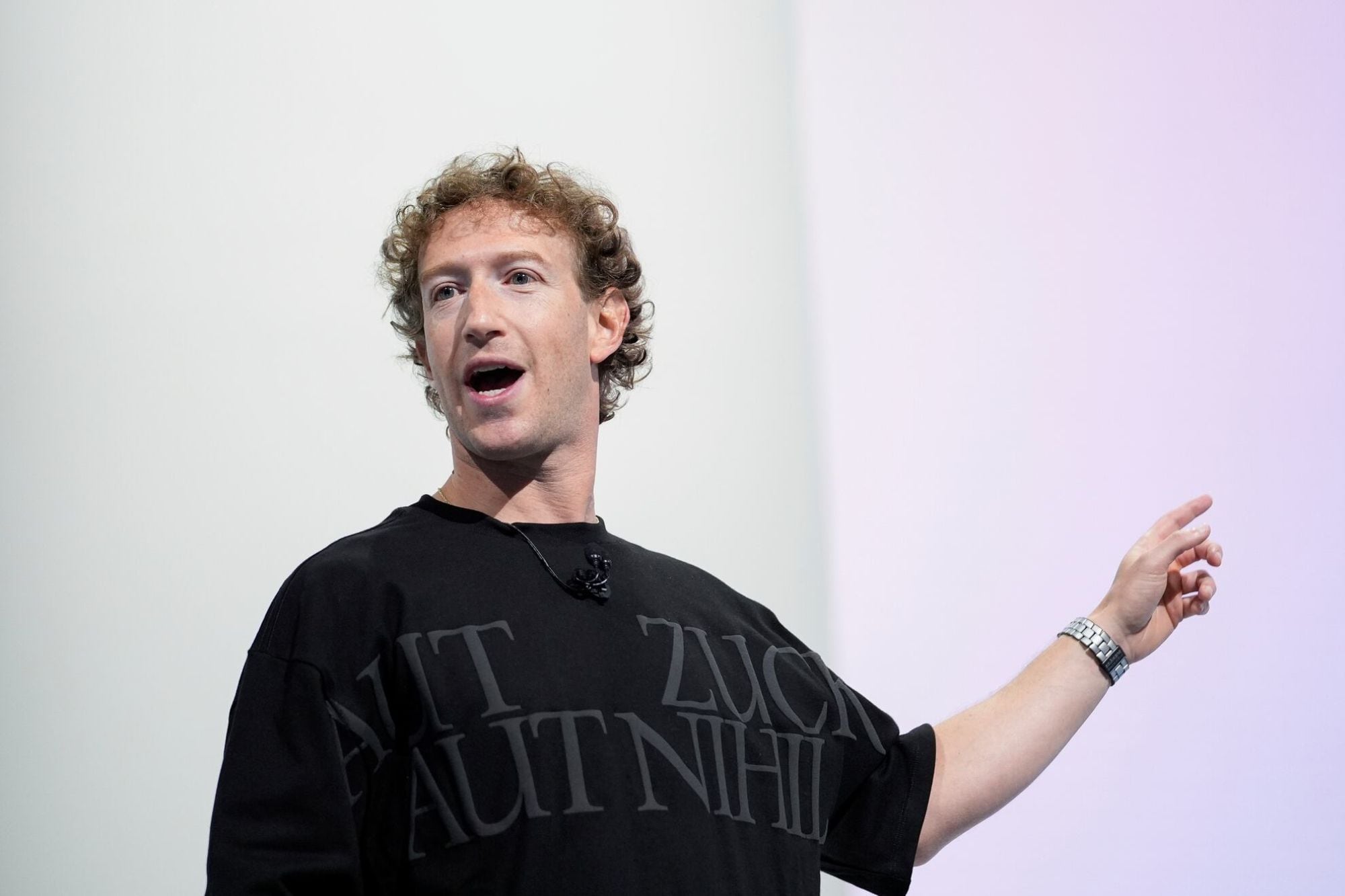 ¿Adiós celulares? Qué se sabe del dispositivo con el que Mark Zuckerberg busca revolucionar las telecomunicaciones