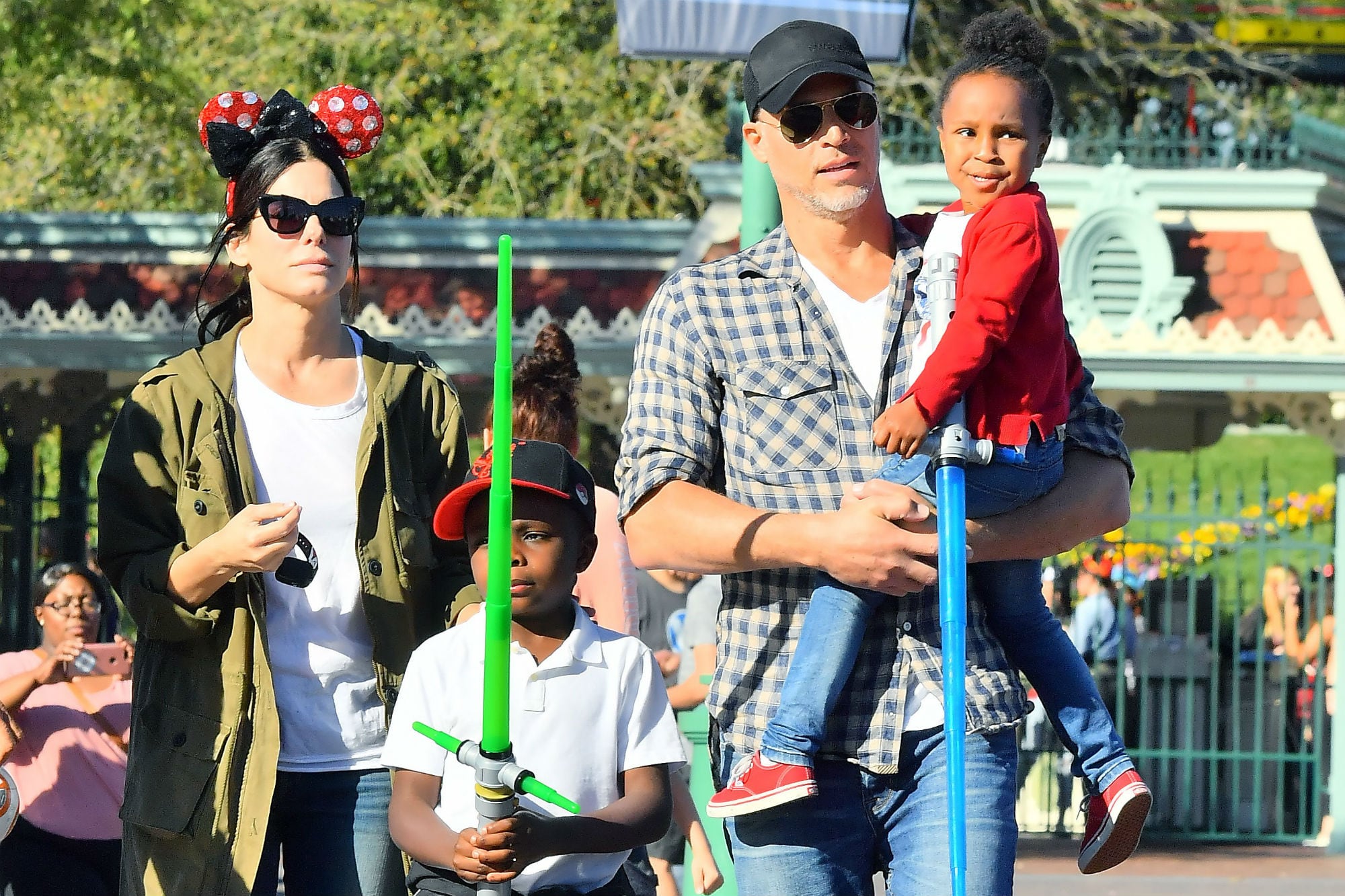 Sandra Bullock y una antigua postal familiar junto a Bryan Randall y sus dos hijos, Louis y Laila