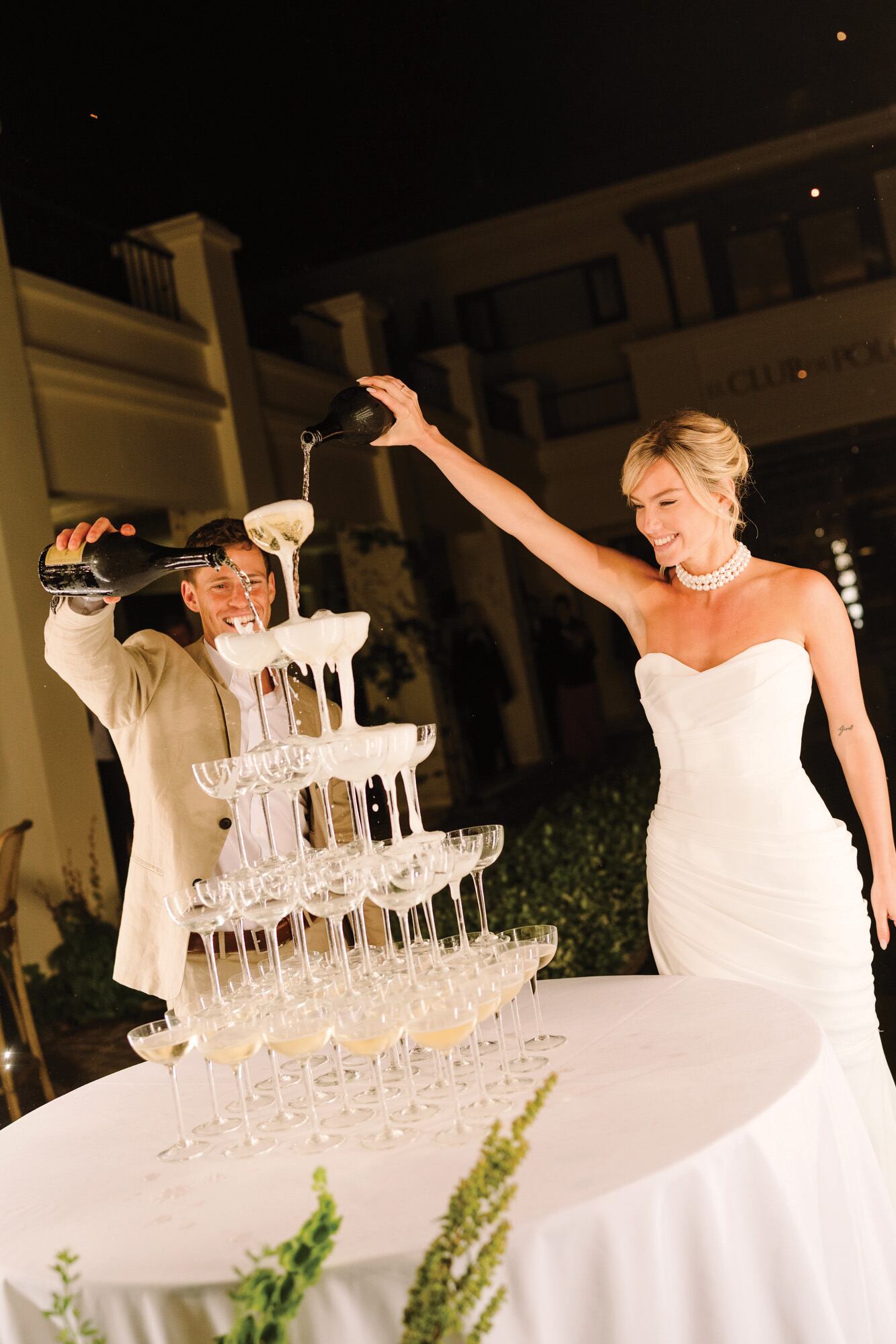 Los recién casados sirven las copas para el brindis