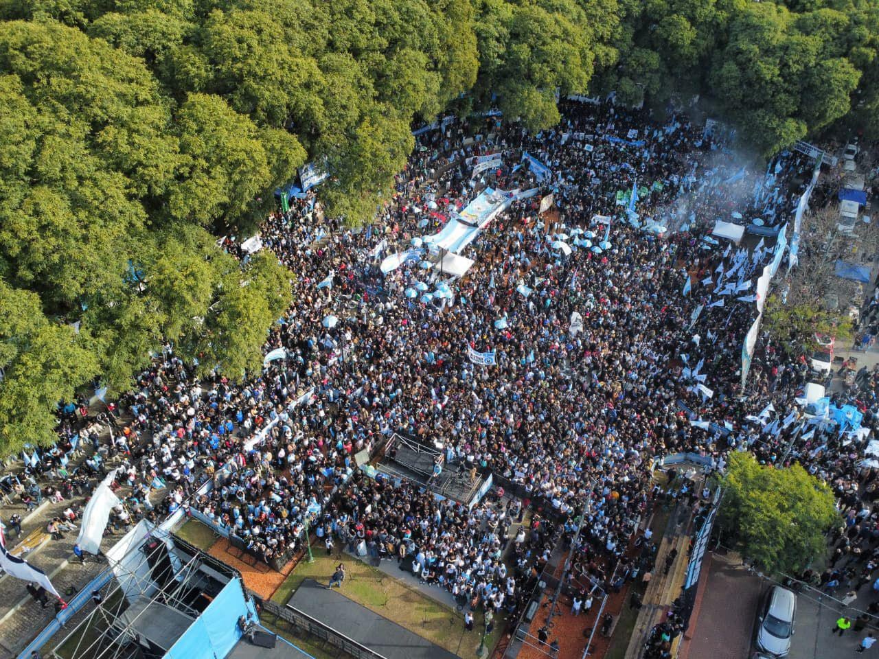 Militantes realizaron un "banderazo" en Parque Lezama para pedir la libertad de Cristina Kirchner
