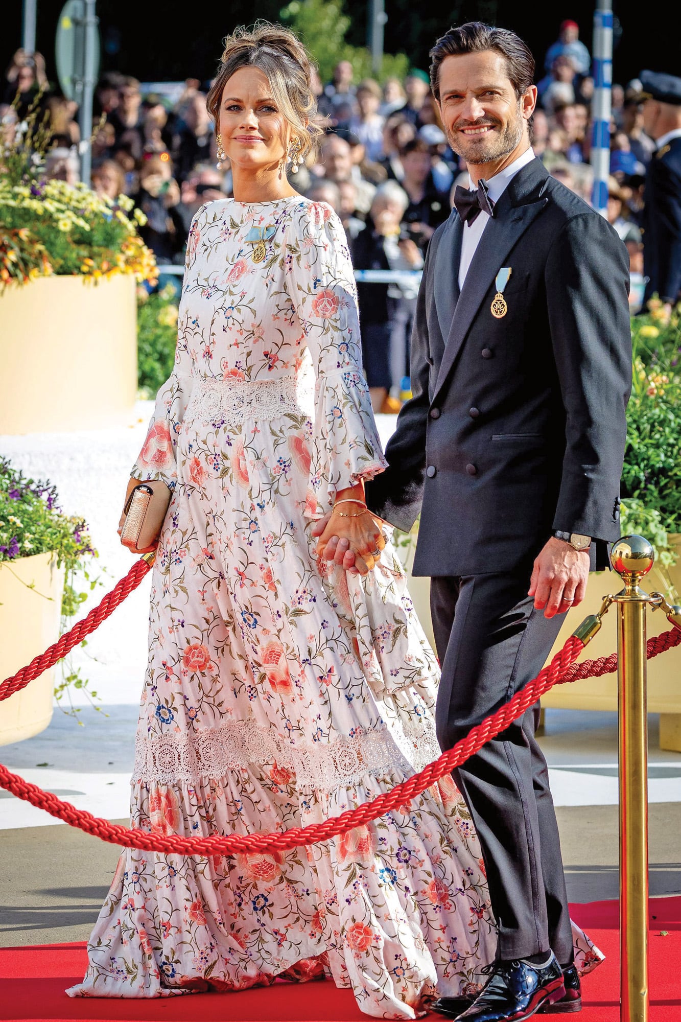 El príncipe
Carlos Felipe de Suecia
junto a su mujer, la
princesa Sofía, quien
llevó un vestido de
inspiración romántica
de By Timo, clutch de
Maison Pourchet y
joyas de Ole Lynggaard