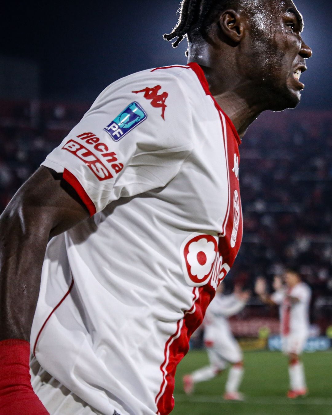 Jordy Caicedo celebra el gol del triunfo de Huracán sobre Banfield