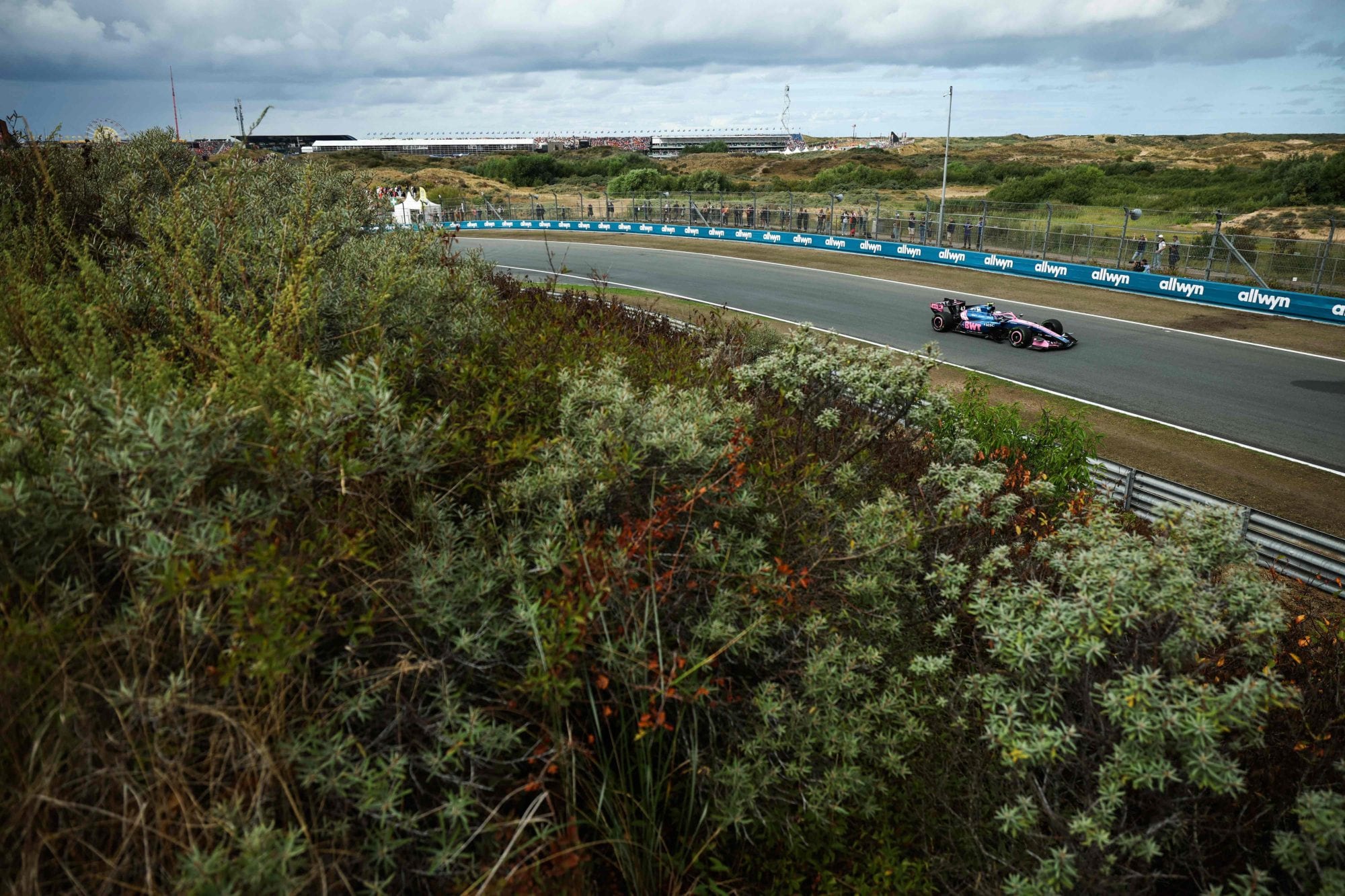Colapinto circula por el autódromo bastante agreste de Zandvoort Aan Zee; tras una buena partida, mantiene la posición 12.