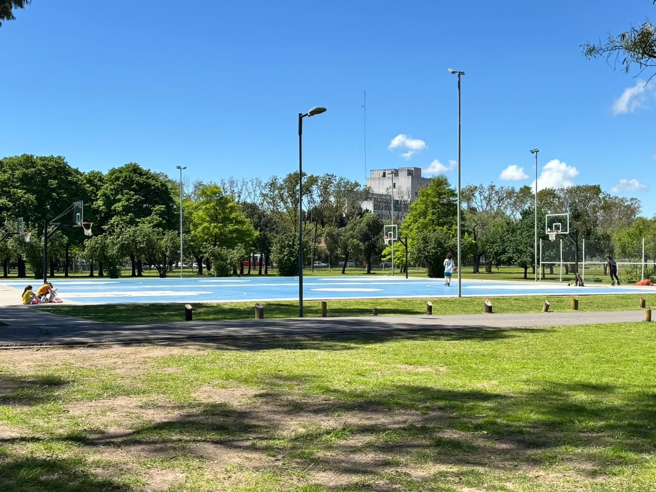 Los personal trainers deberán contar con una autorización para poder dar clases en plazas porteñas 8 La normativa establece condiciones para desarrollar actividades dirigidas a terceros en los parques y polideportivos de la Ciudad