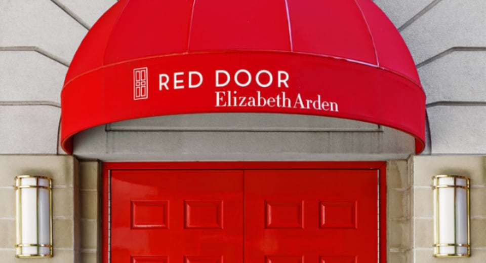 La puerta roja se convirtió en el emblema de los salones de Elizabeth Arden