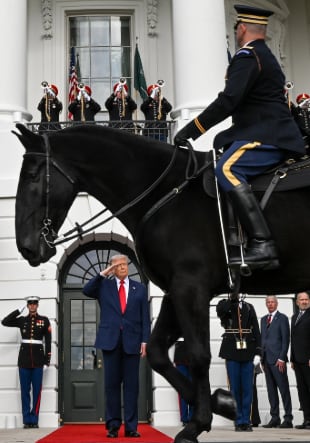 El presidente Donald Trump saluda durante una ceremonia oficial en la Casa Blanca, en una puesta en escena marcada por símbolos militares y una coreografía poco habitual en la tradición presidencial estadounidense