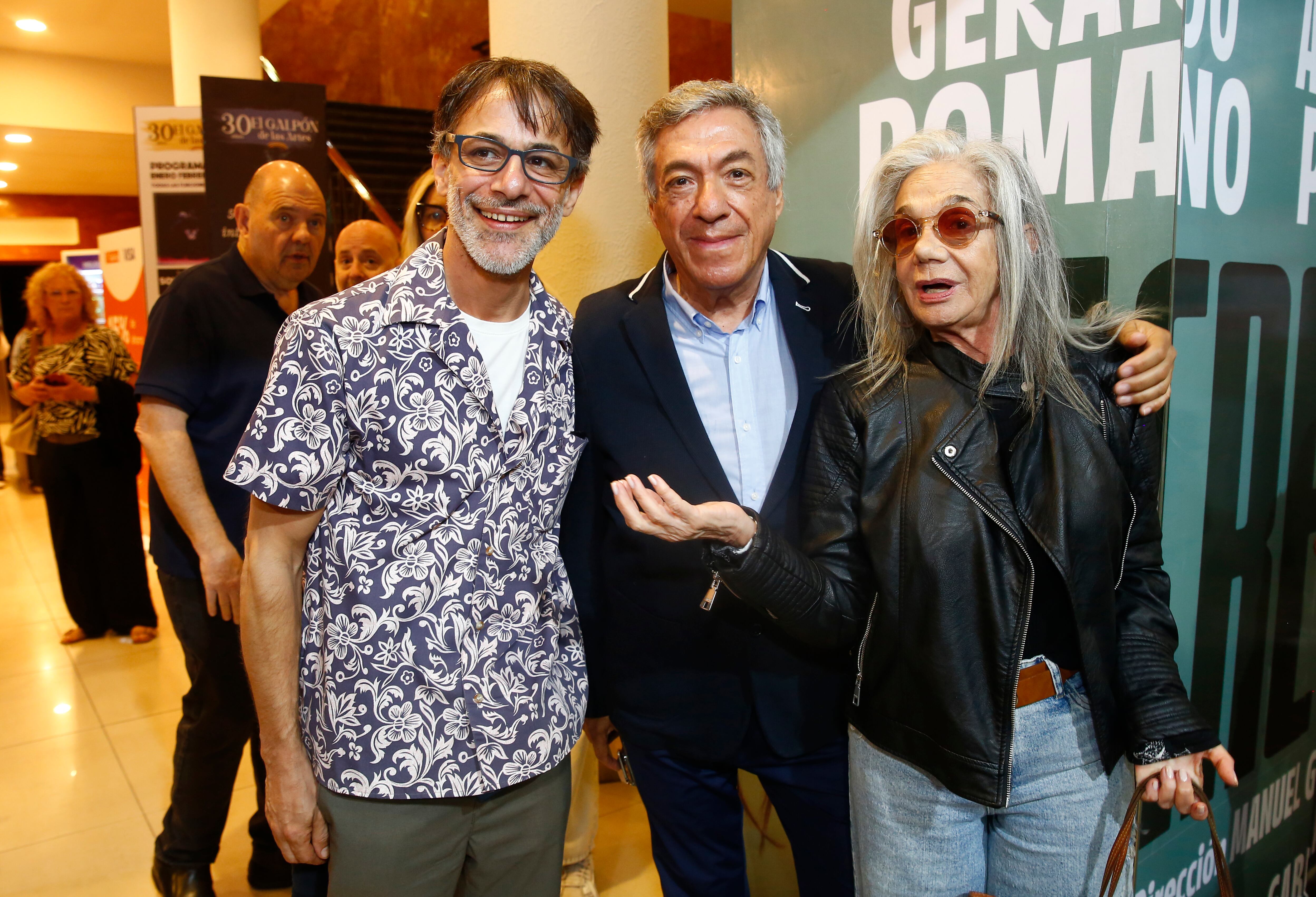 Ana María Picchio y el productor Dany Mañas junto a un amigo antes de la función de Made in Lanús que se ofrece en la misma sala donde la actriz protagoniza El secreto, junto a Gerardo Romano