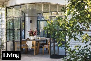 Mirá cómo se cerraron estas galerías para sumarle metros al living y disfrutar haga frío o calor