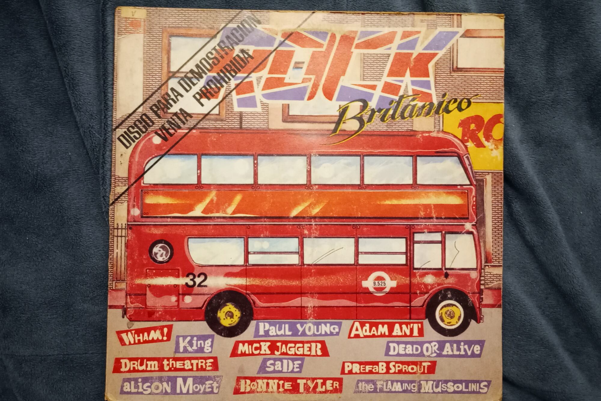 ...Surgían nuevas prohibiciones: escuchar rock británico ( de allí la transgresión de Charly cuando decía …. “si querés escucharé a la BBC aunque quieras que lo hagamos de noche…” ). Y otros mandatos: odiar a los ingleses. Bueno pues, como imaginarán pienso que hay ciertos mandatos que es mejor transgredir...
(Foto: vinilo edición 1984)