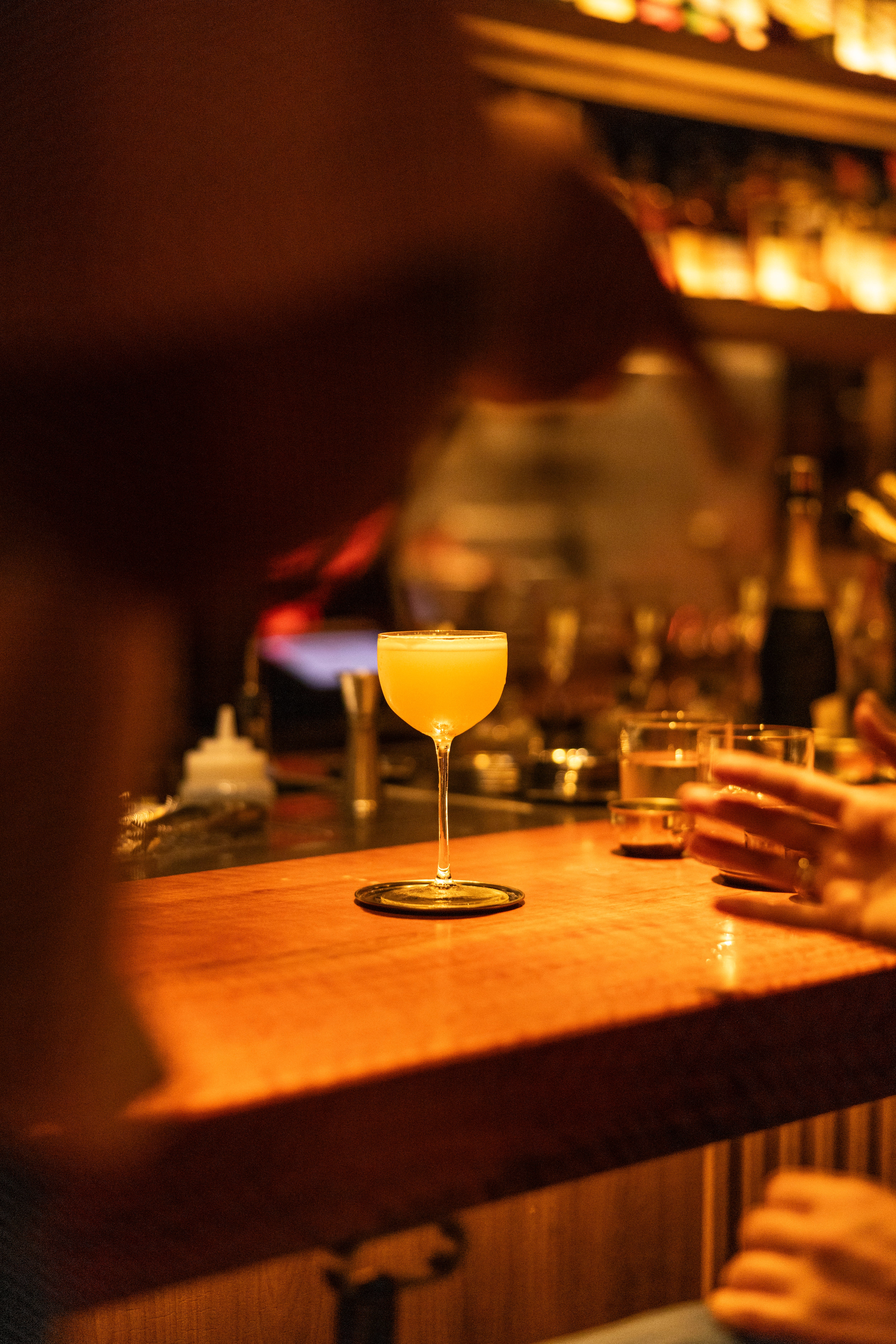 Además de la excelente coctelería, en su carta se destacan las hamburguesas, las ribs y el pastrami