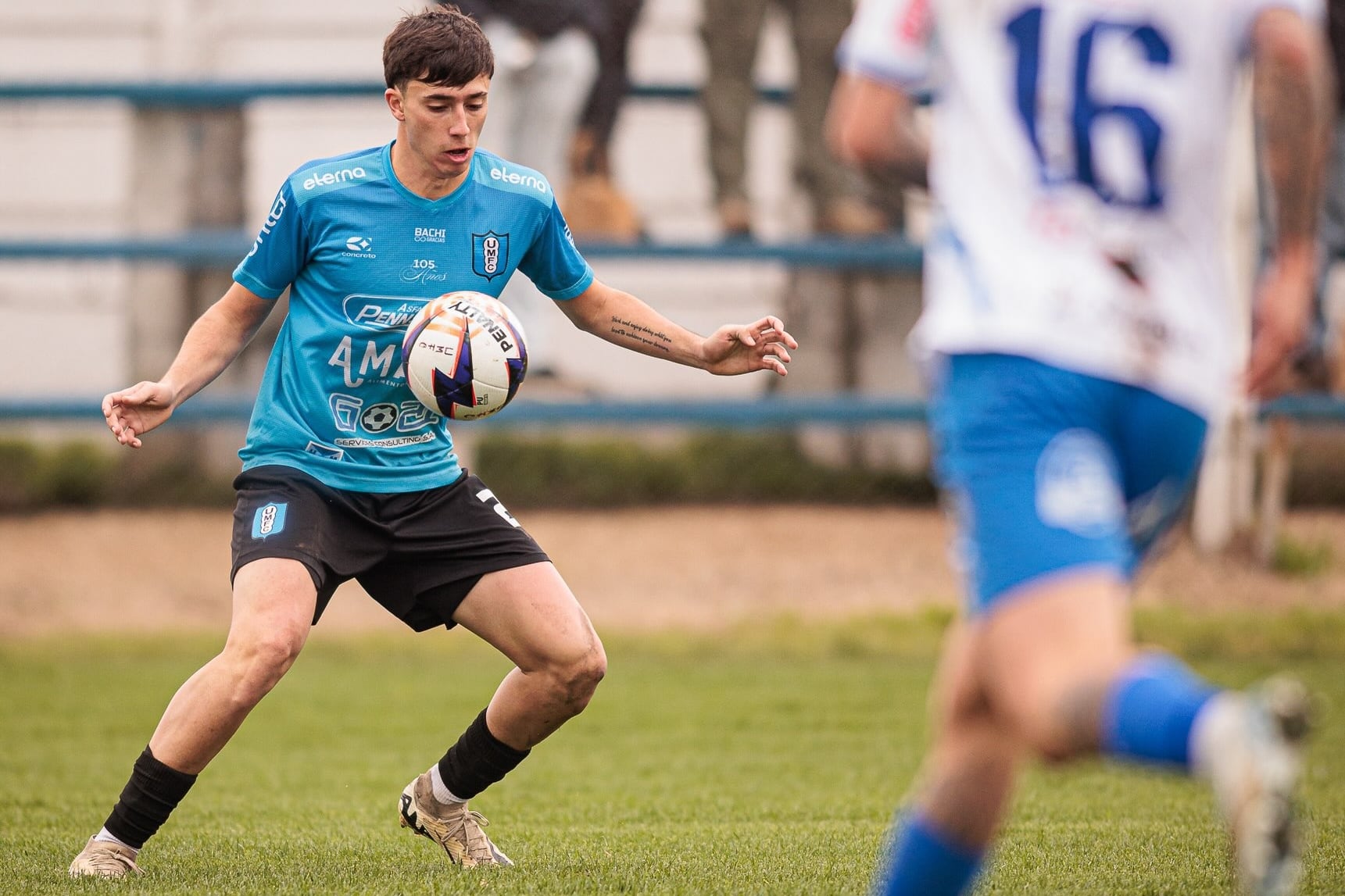 El blooper en el ascenso de Uruguay: el rechace de una pelota provocó una colisión en una ruta