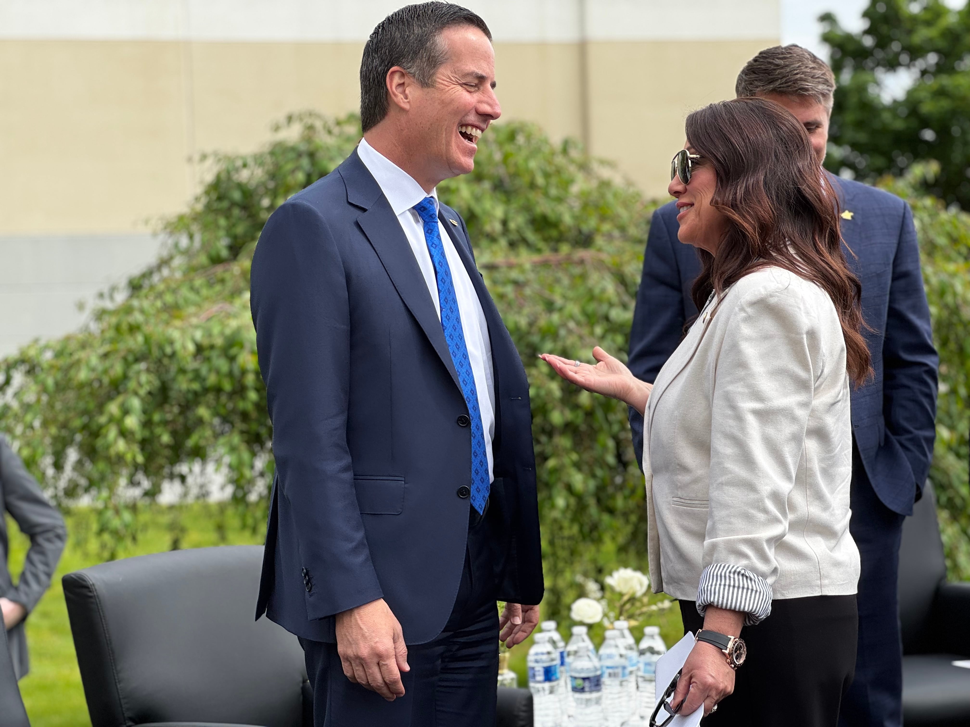Bernie Moreno se mudó a Estados Unidos a los cinco años y, tras pasar su adolescencia allí, obtuvo la ciudadanía estadounidense a los 18 años