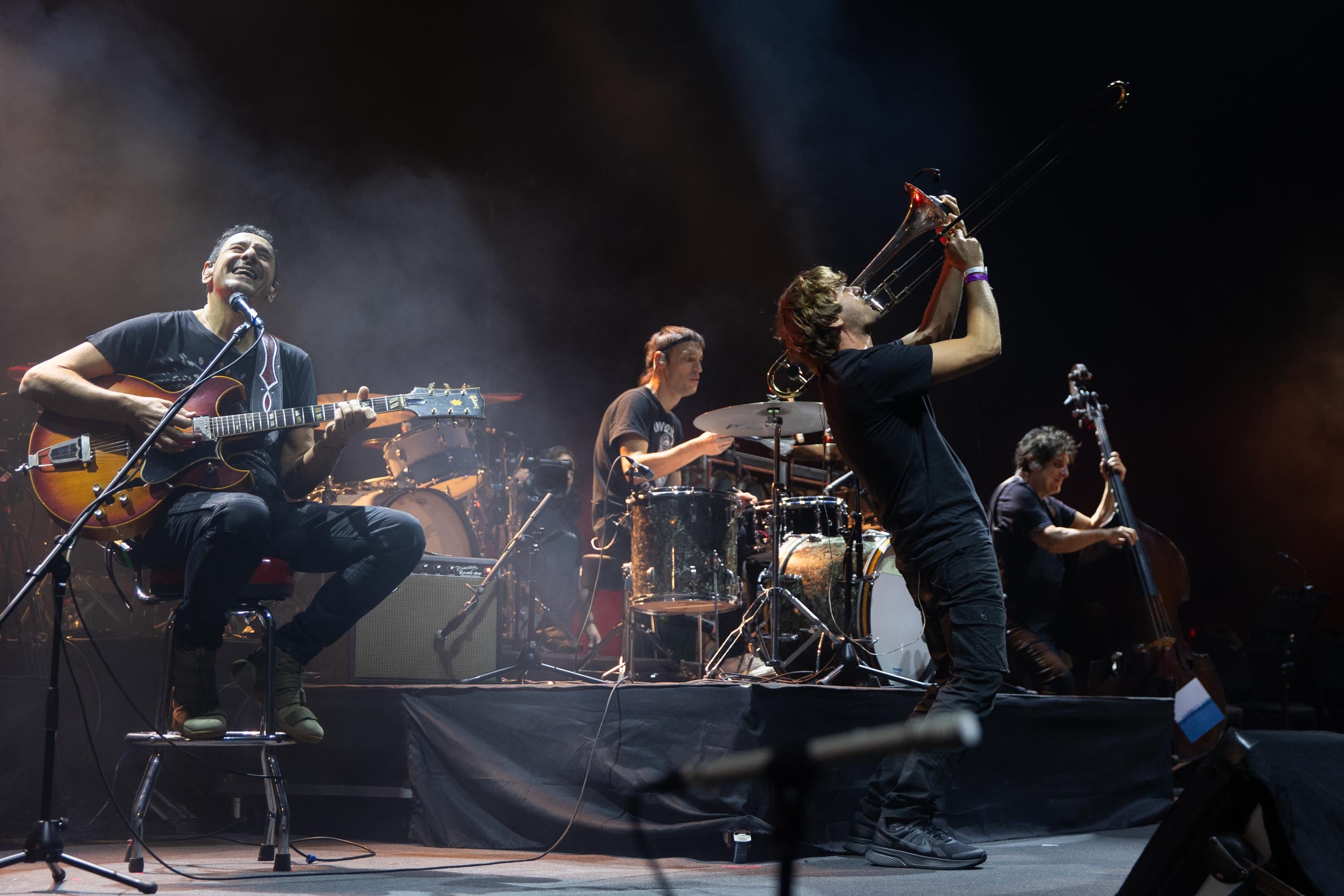 Divididos en el set acústico que ofreció en el Movistar Arena