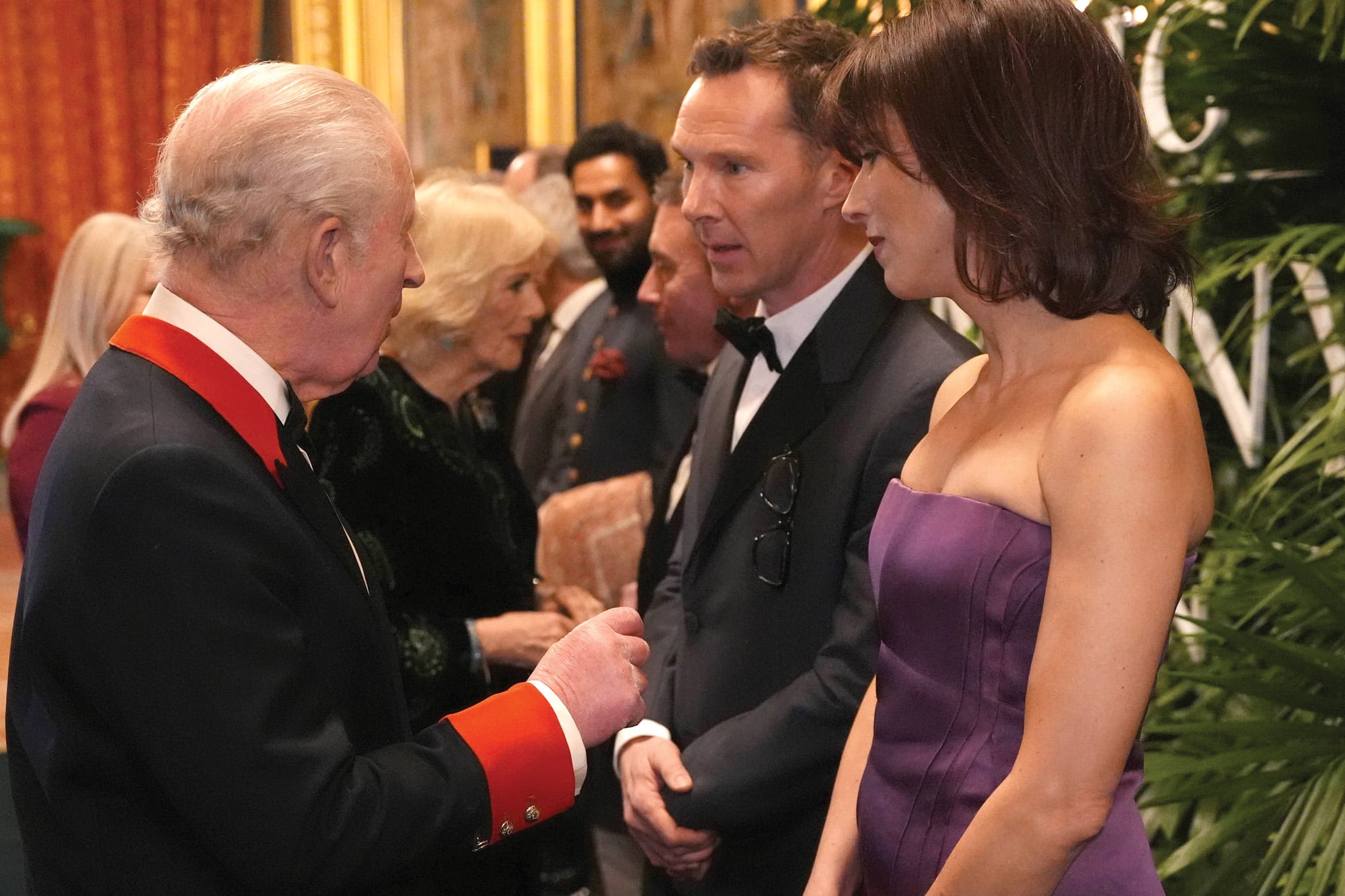 Carlos saluda al actor Benedict Cumberbatch y su mujer, Sophie Hunter