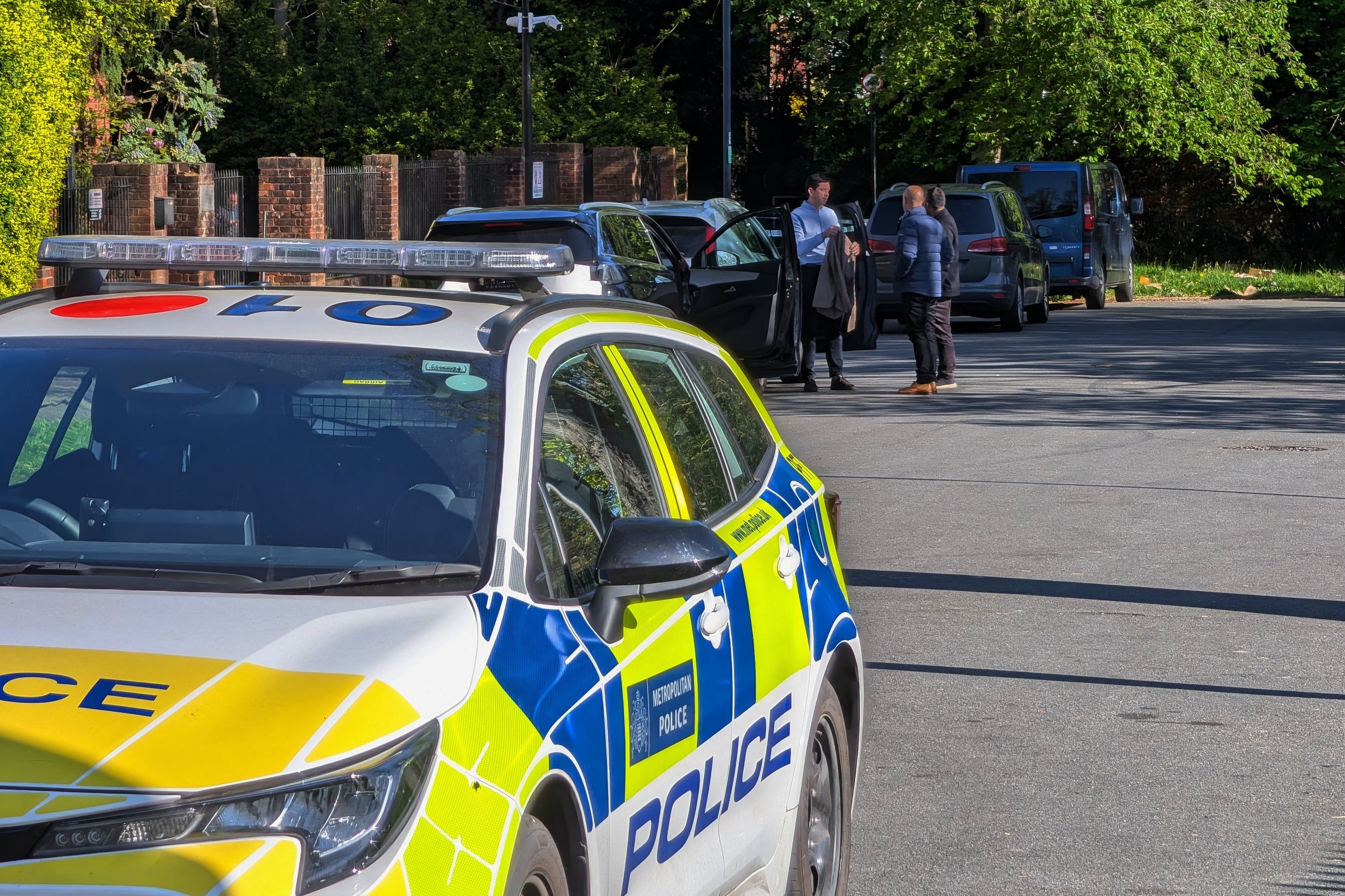 Policías patrullan en una zona acordonada cerca de la sinagoga Kenton United en Harrow, un suburbio de Londres, el domingo 19 de abril de 2026. (Jamie Lashmar/PA via AP)