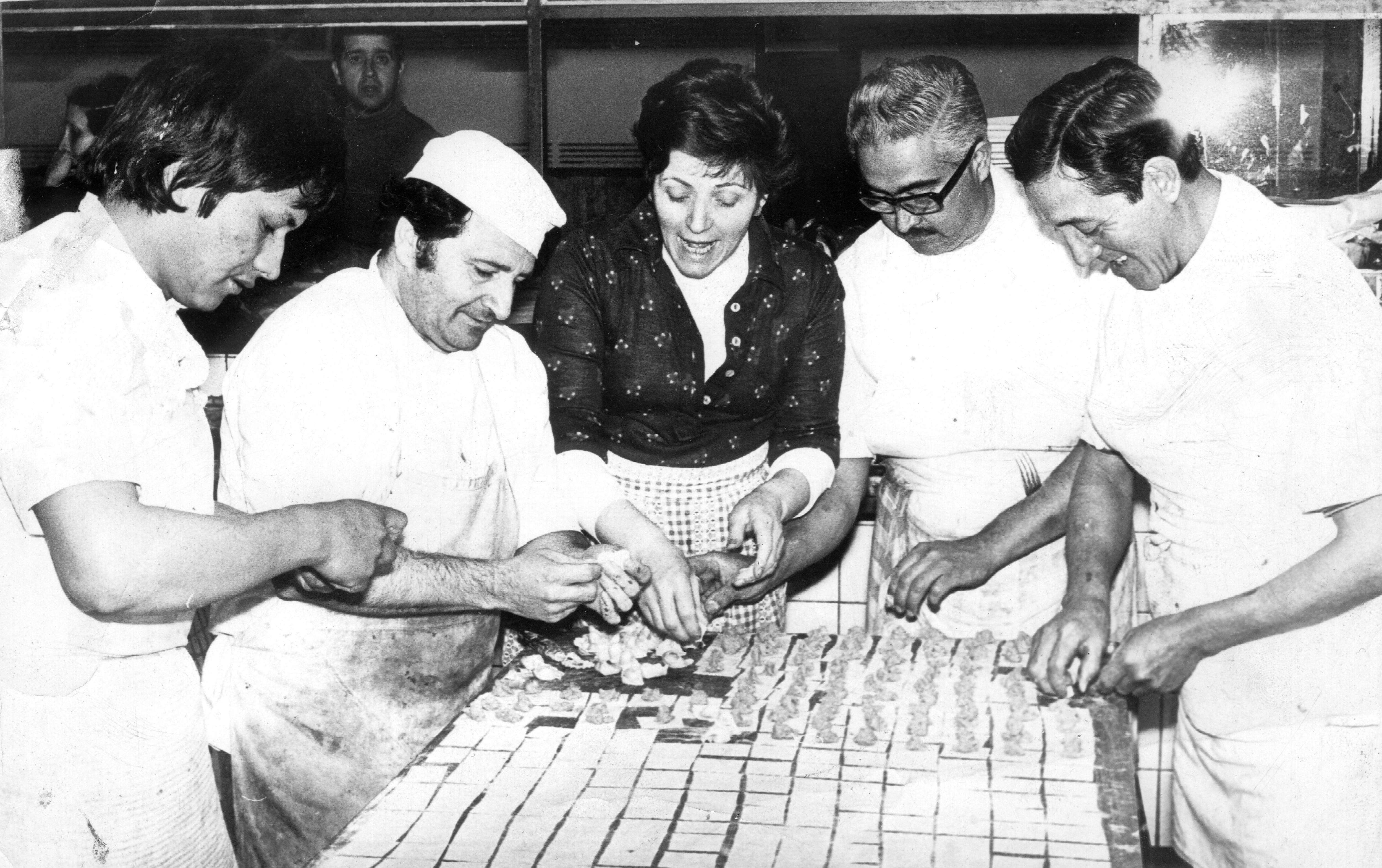 María Teresa Corradini de Barbera cocinando junto a su equipo