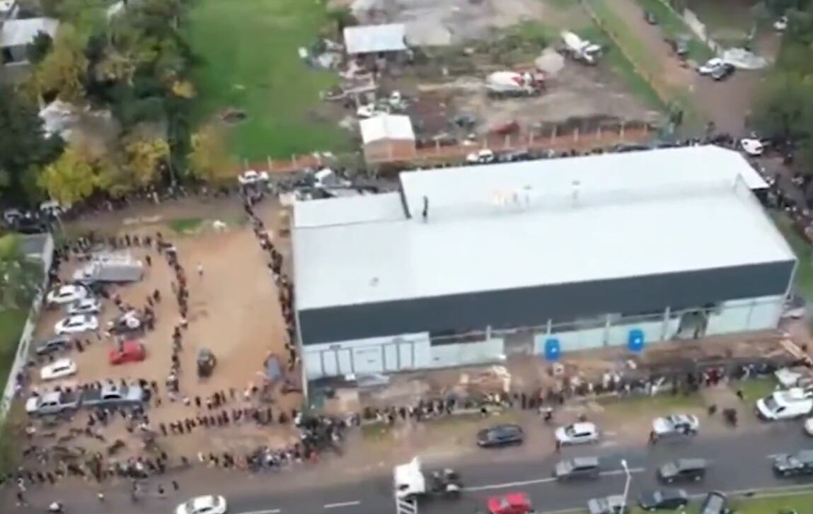 Más de diez cuadras de fila y 3000 postulantes para conseguir trabajo en un frigorífico