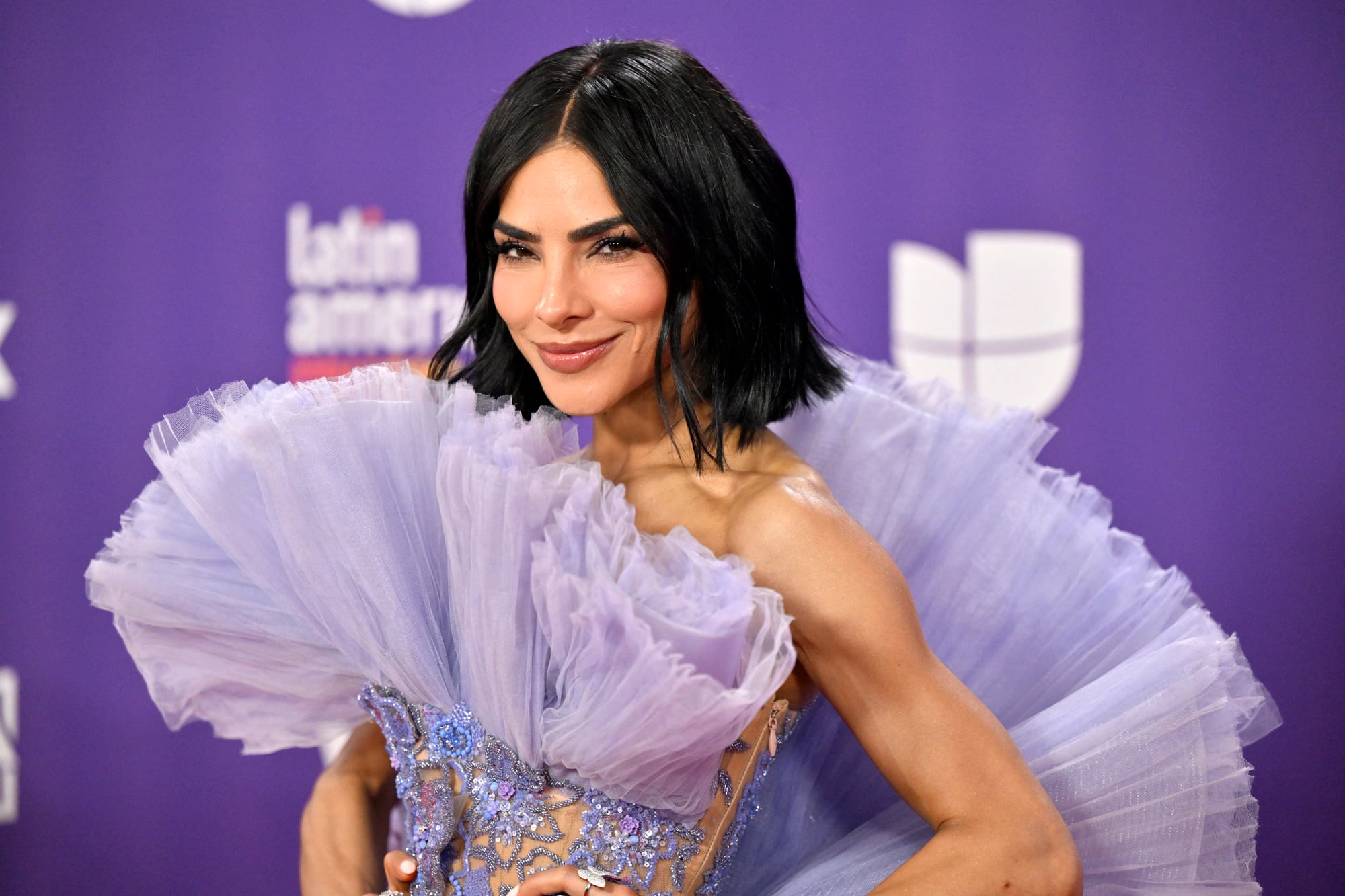 Alejandra Espinoza, una de las presentadoras de los Latin American Music Awards, eligió el lila para hacer su ingreso por la alfombra roja a la gran Gala