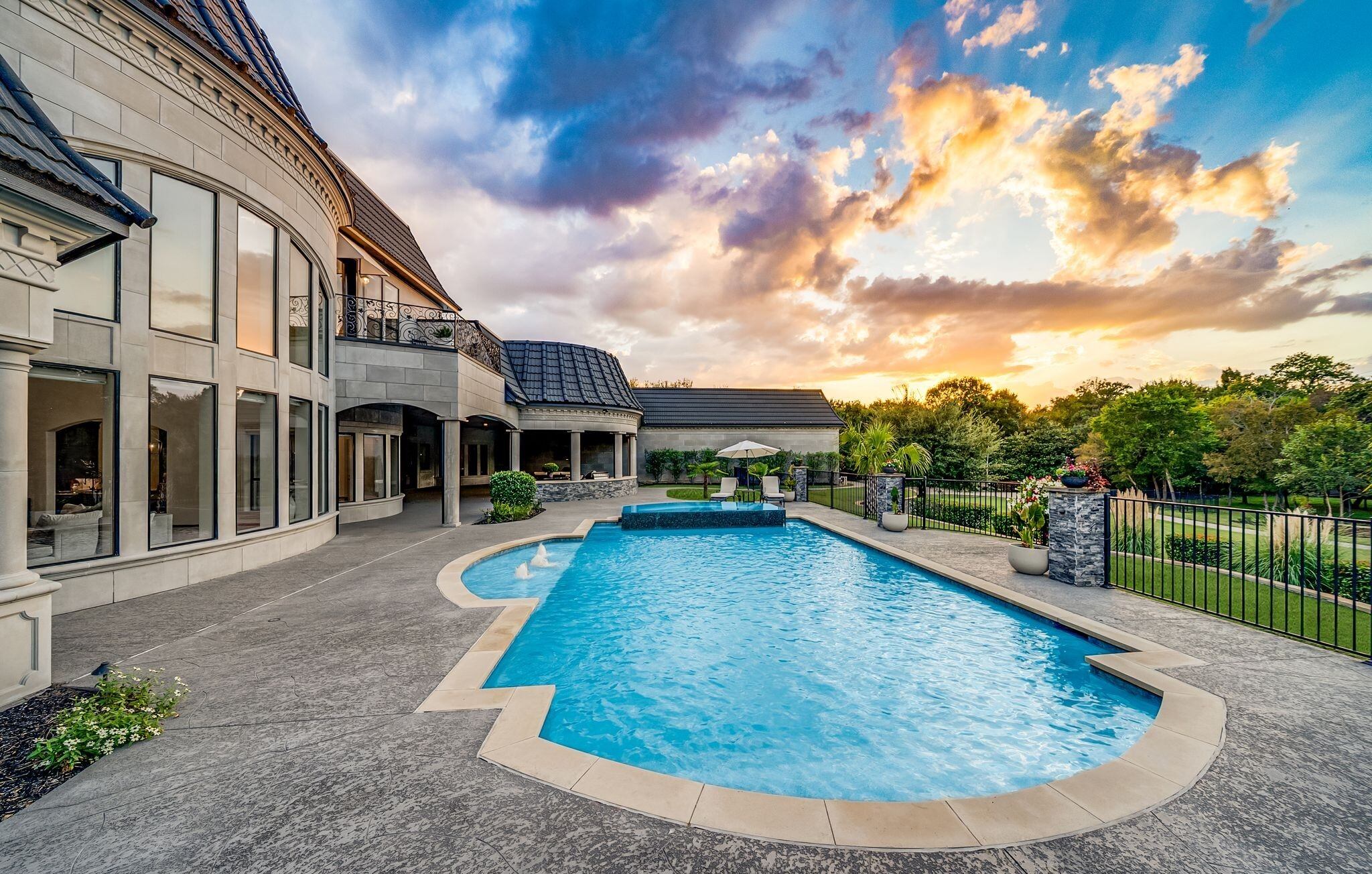 La mansión de James Prince tiene una piscina con baño privado climatizado (theagencyrockwall)