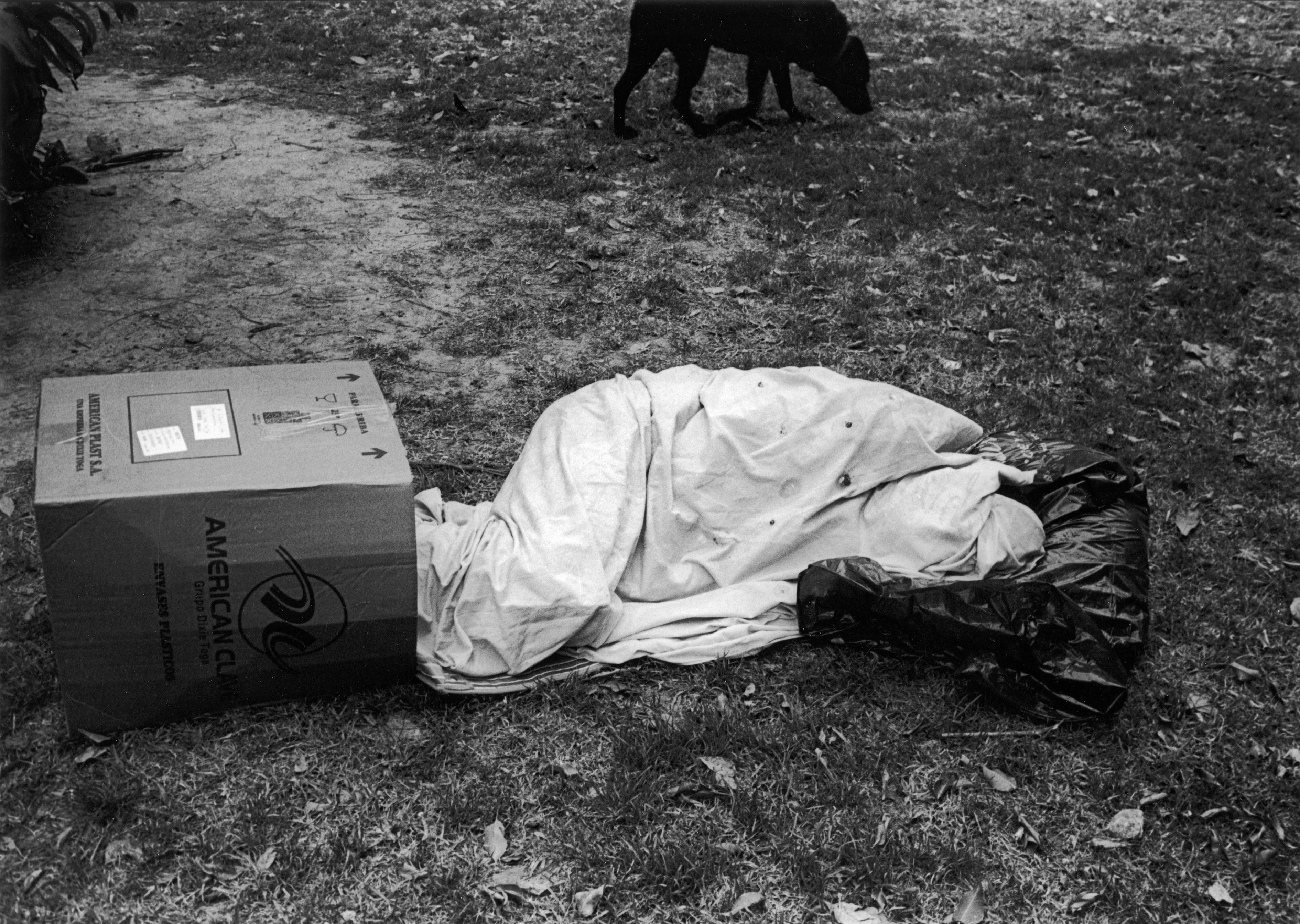 “Casi no los vemos”: escenas de exclusión social en un fotolibro de Dani Yako y Martín Caparrós