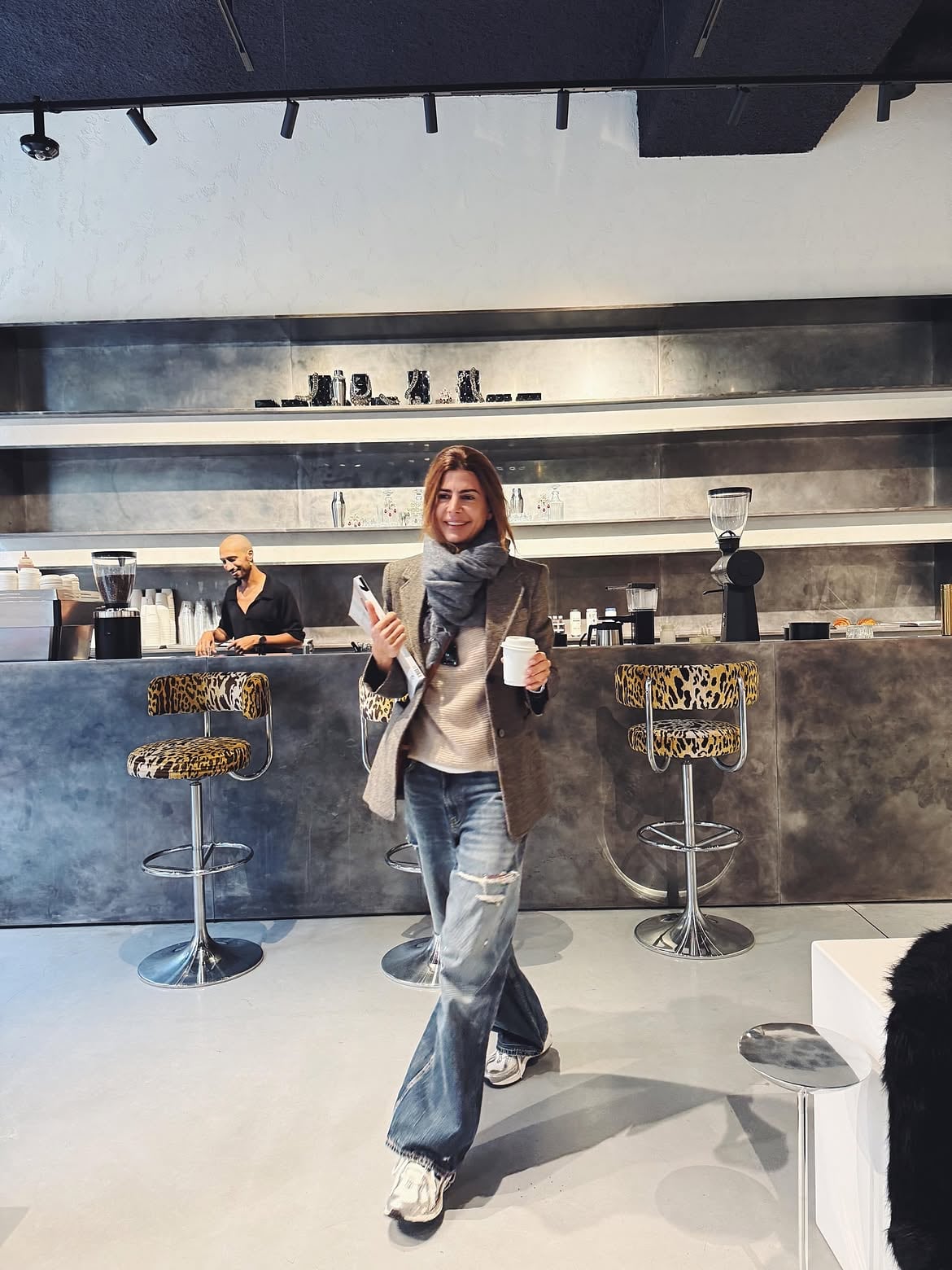 Juliana Awada con un look casual de jean durante su viaje a París