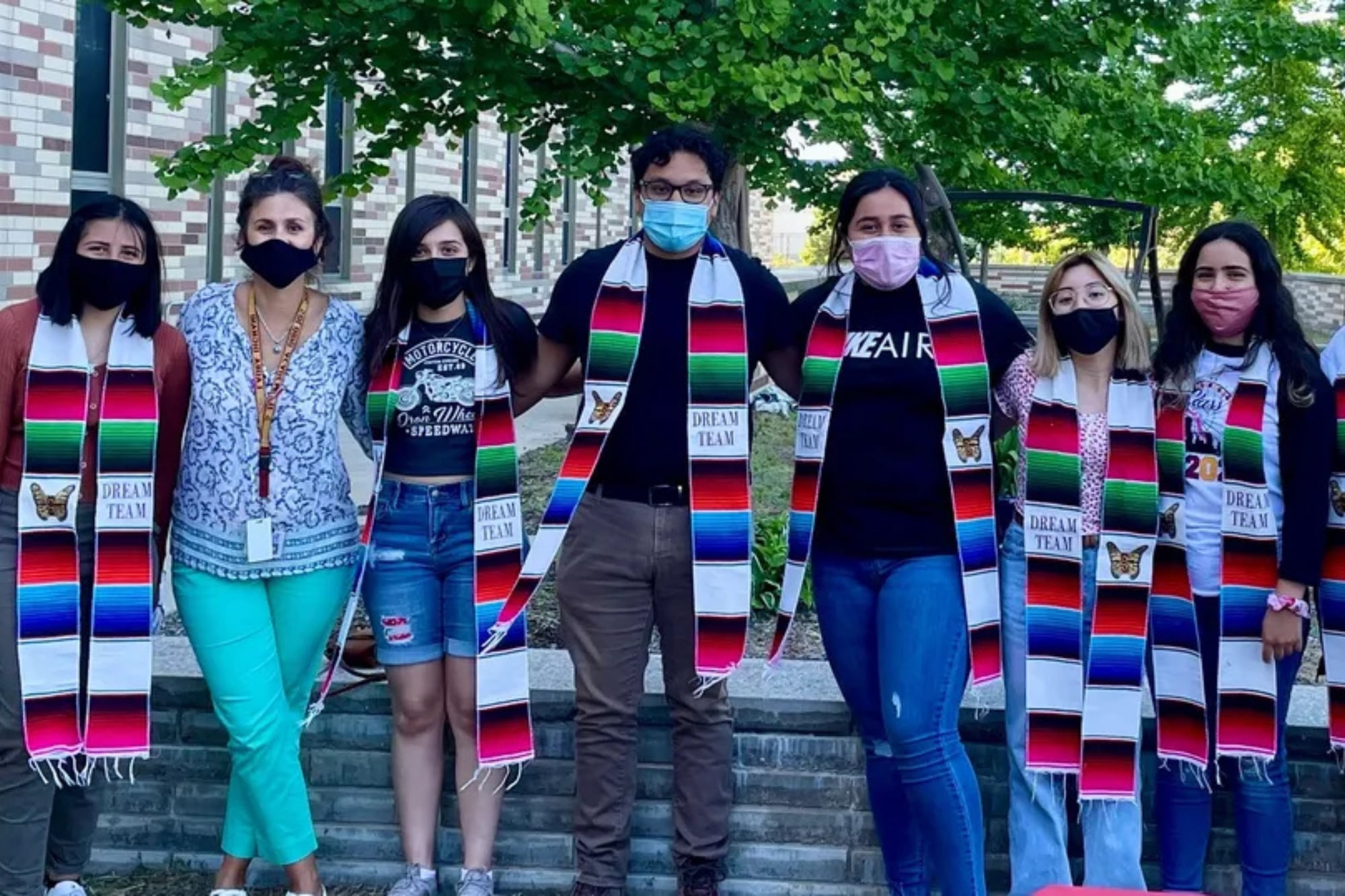 El grupo, conocido como Dream Team, nació hace casi una década y originalmente se enfocó en otorgar becas a estudiantes indocumentados sin acceso a ayuda financiera federal