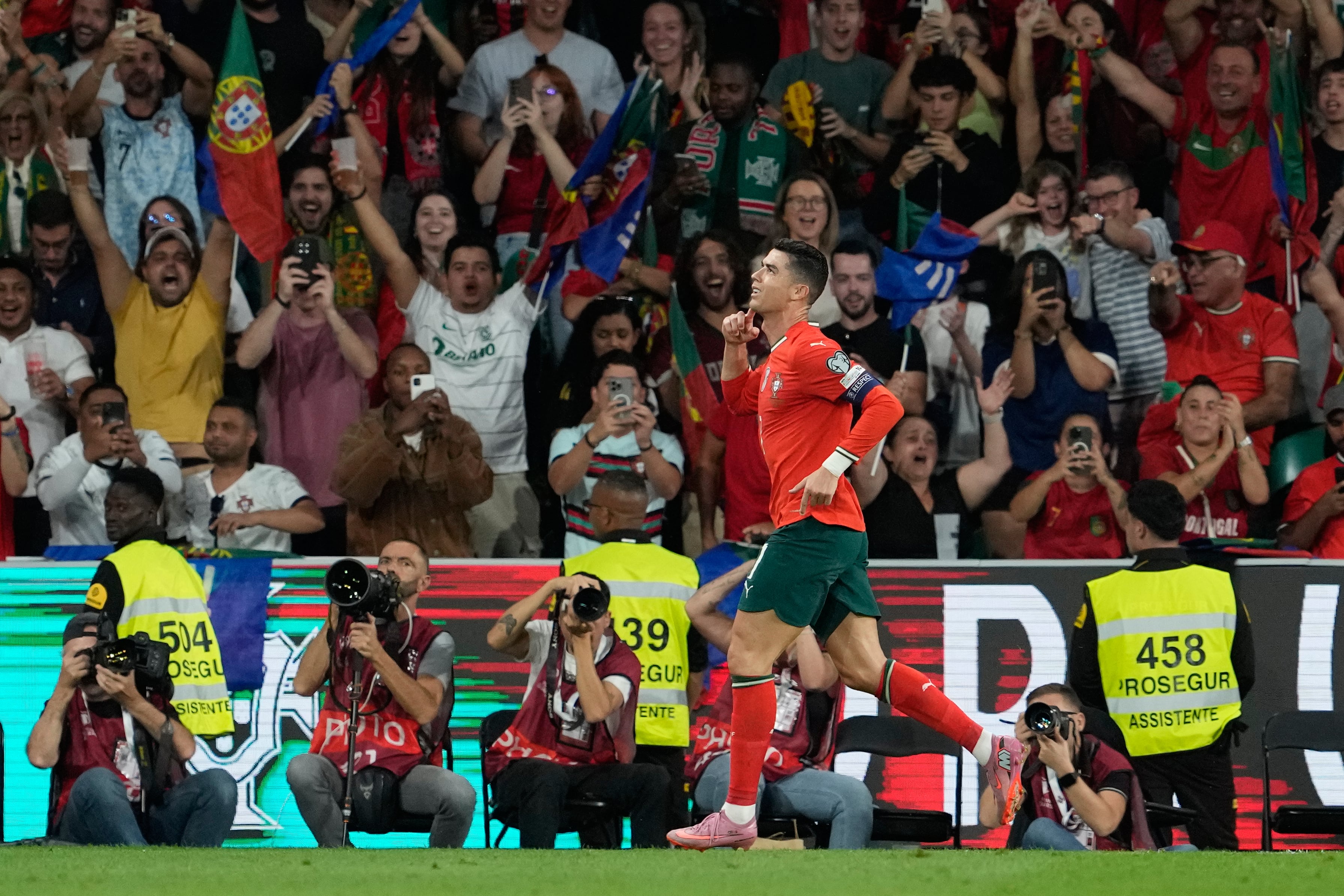 Con los dos goles a Hungría Cristiano Ronaldo suma 41 en eliminatorias, una cifra récord en el fútbol mundial.